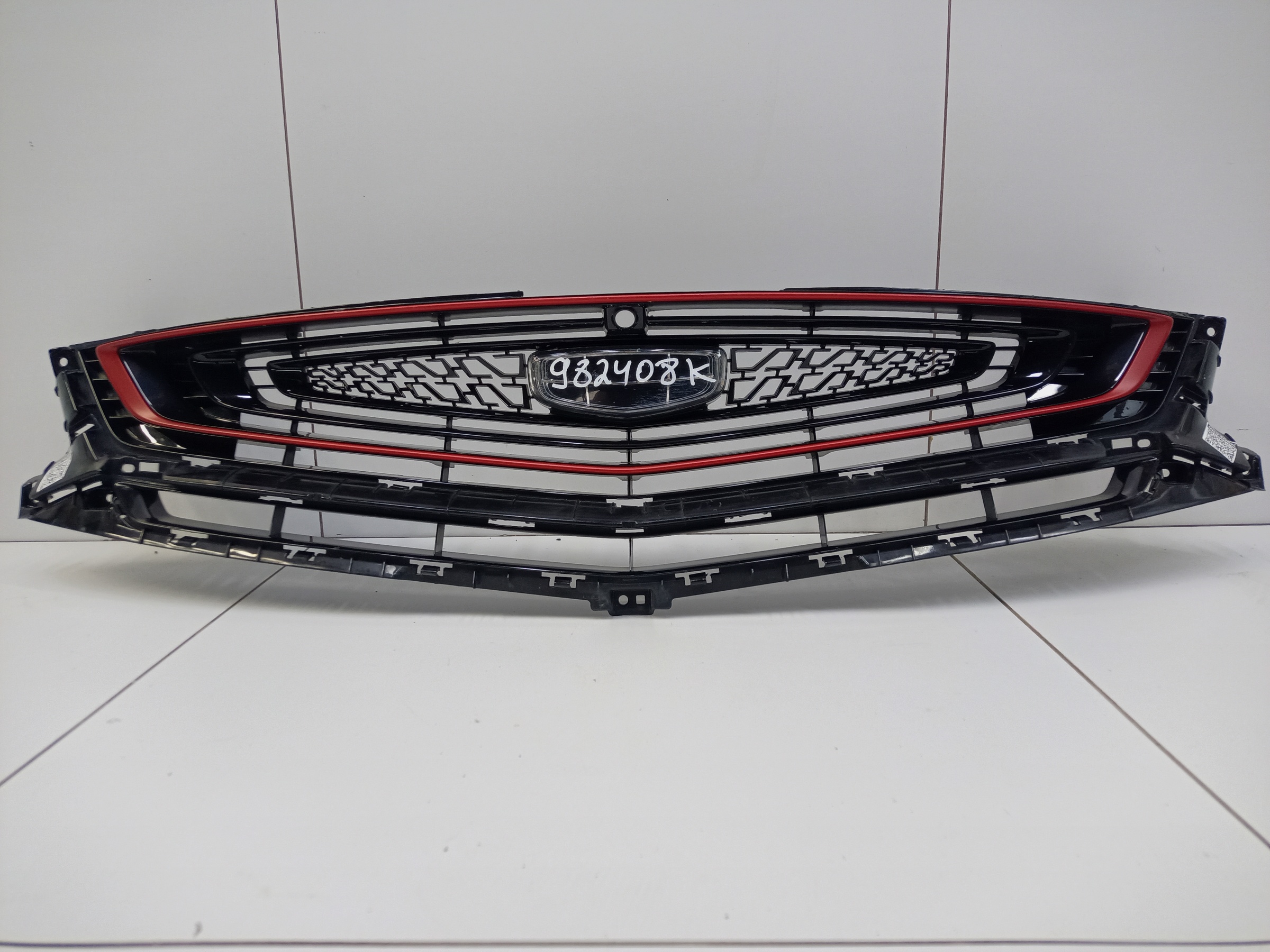 Решетка радиатора Geely Coolray под камеру