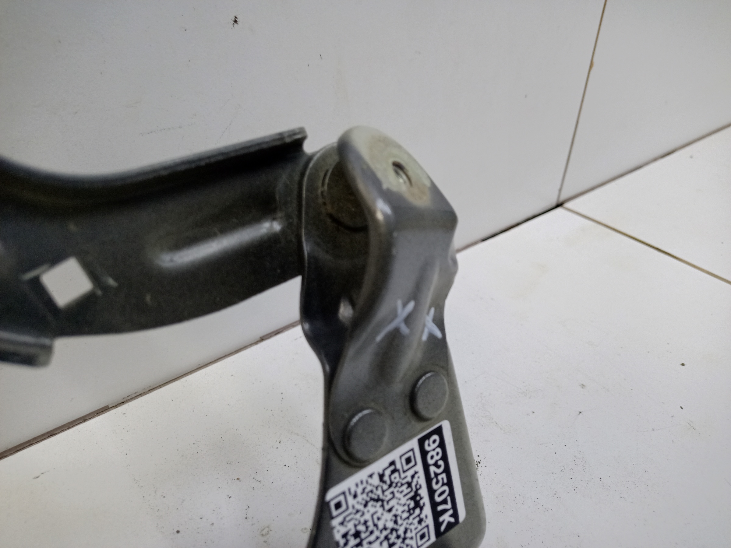 Петля капота правая Geely Coolray
