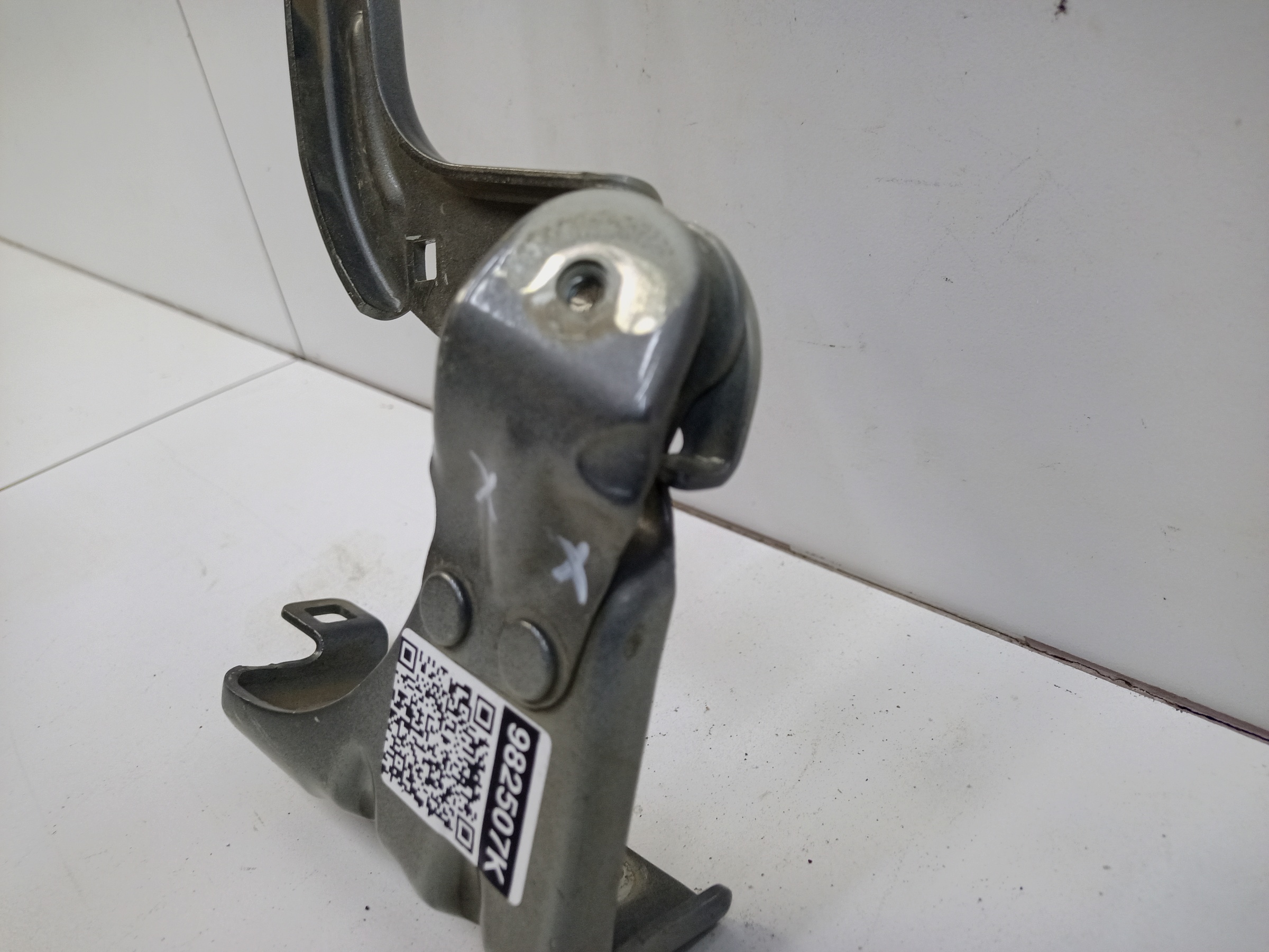 Петля капота правая Geely Coolray