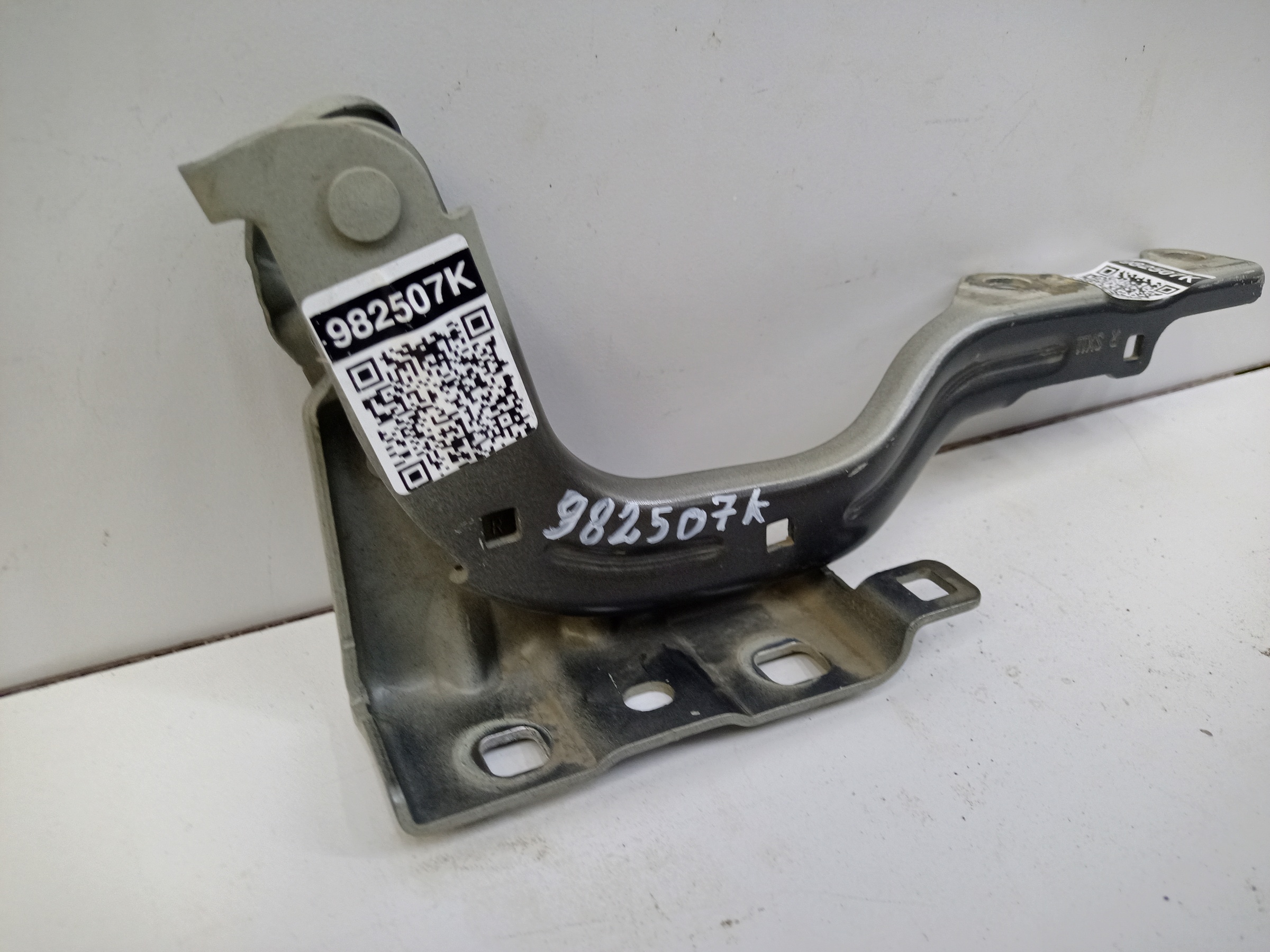 Петля капота правая Geely Coolray