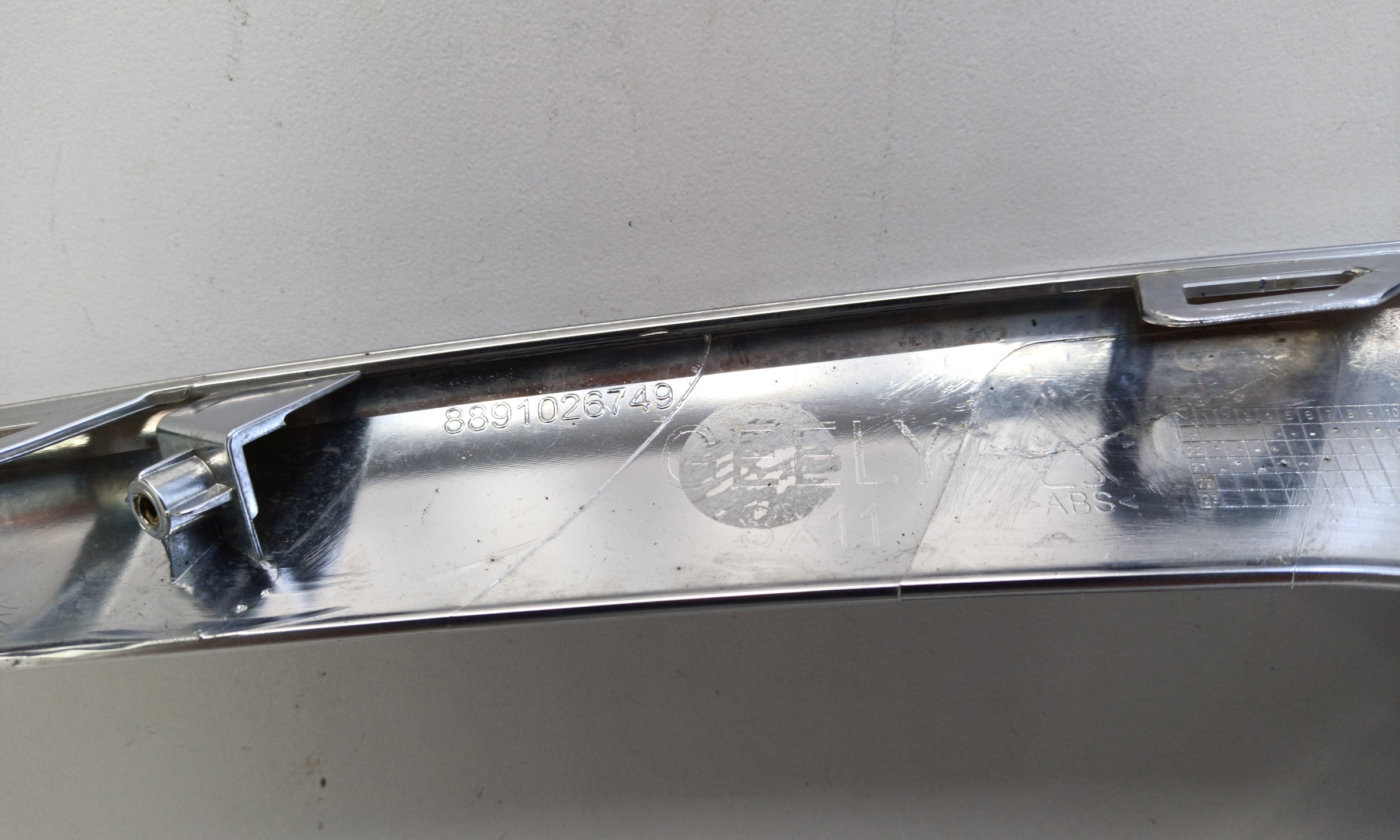 Накладка переднего бампера под фарой правая " хром " Geely Coolray