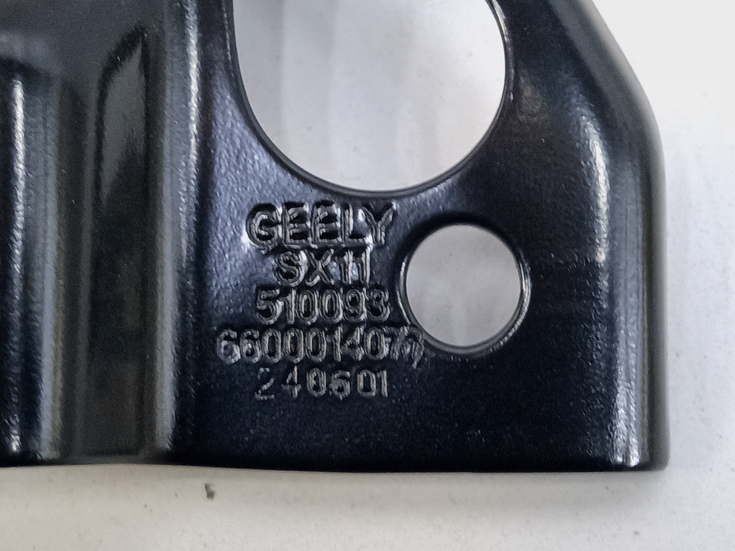 Кронштейн замка капота Geely Coolray