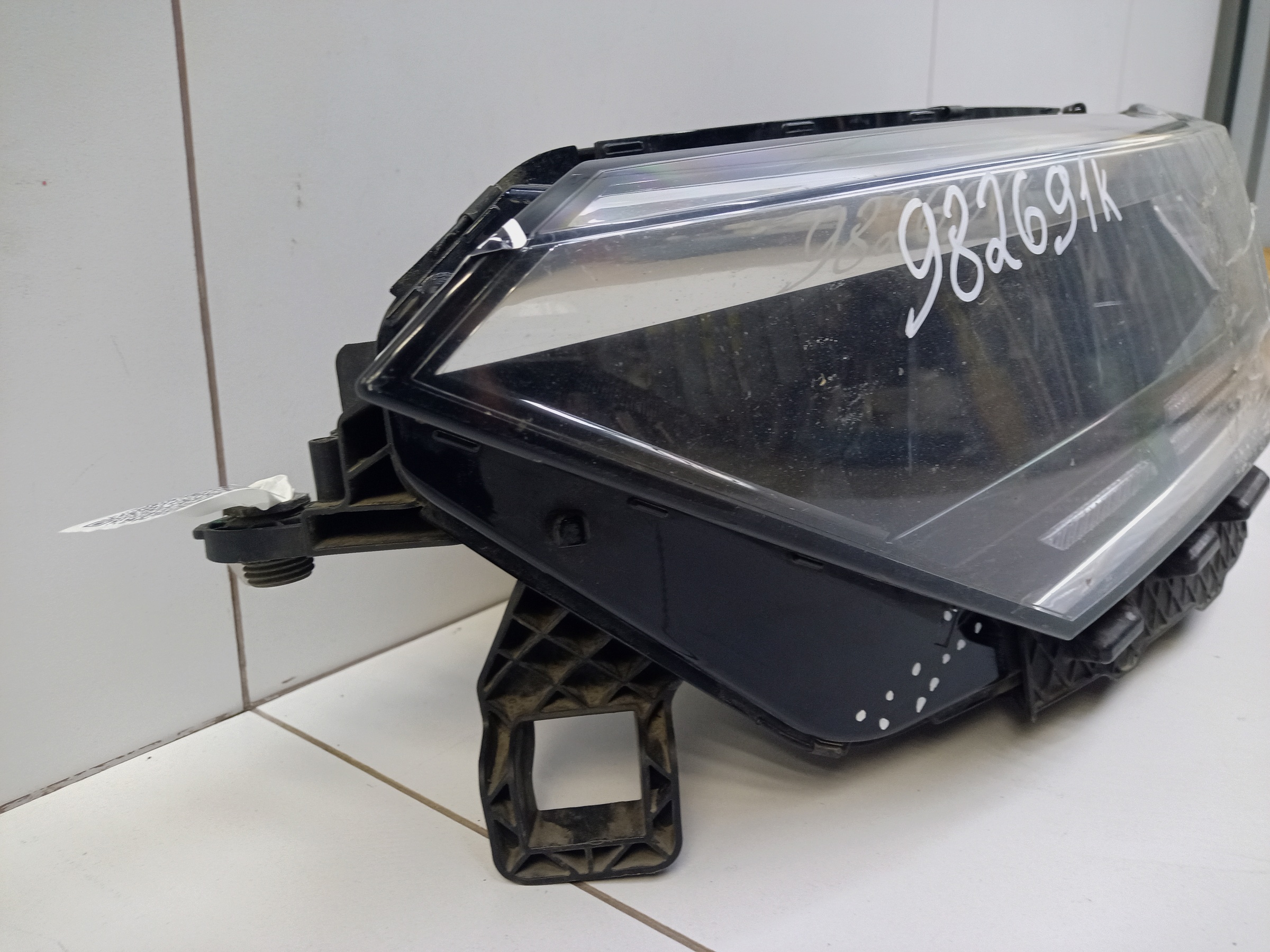 Фара передняя левая Volkswagen Polo 6 Liftback LED
