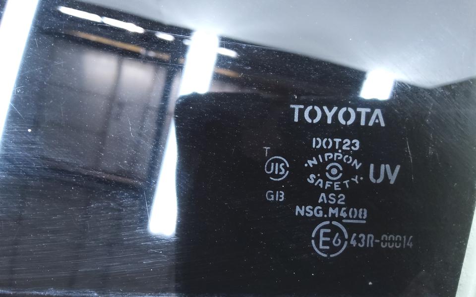 Стекло двери задней левой Toyota Camry V40