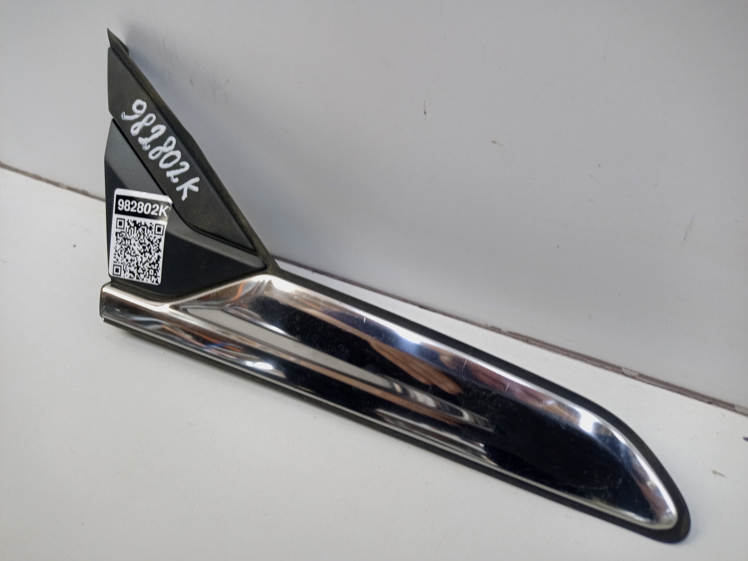 Накладка крыла переднего правого "уголок" Geely Coolray Restail