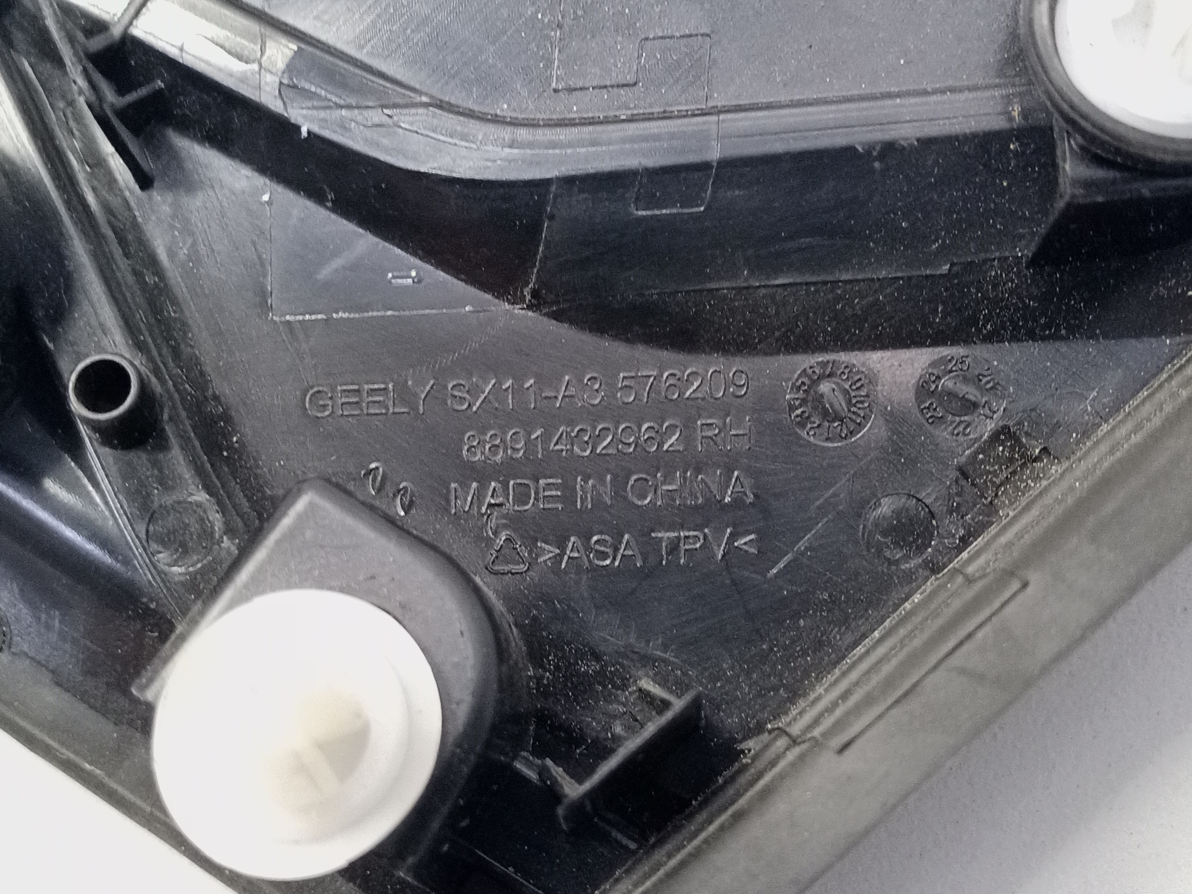 Накладка крыла переднего правого "уголок" Geely Coolray Restail