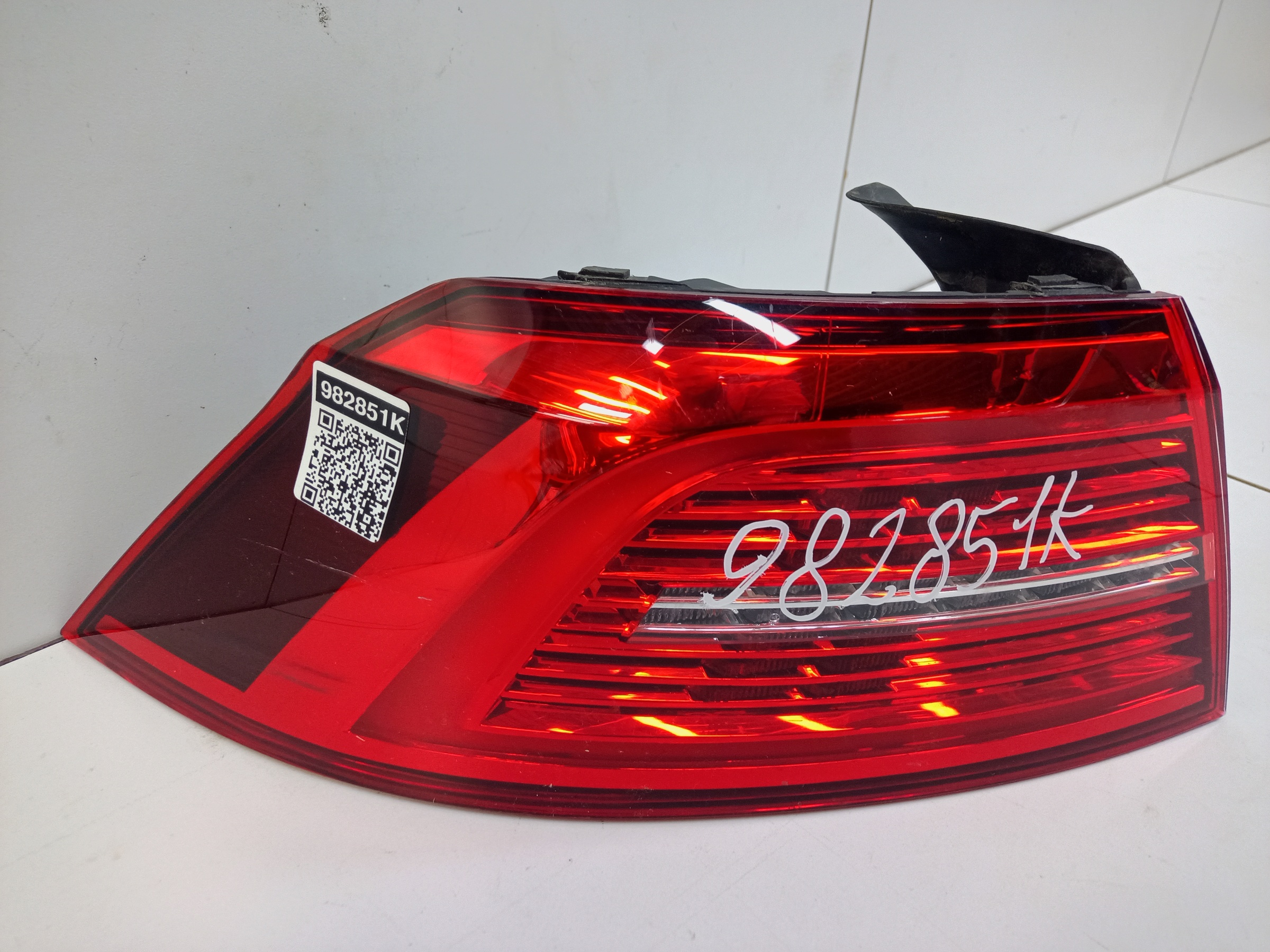 Фонарь задний левый наружный Volkswagen Passat B8 Sedan LED
