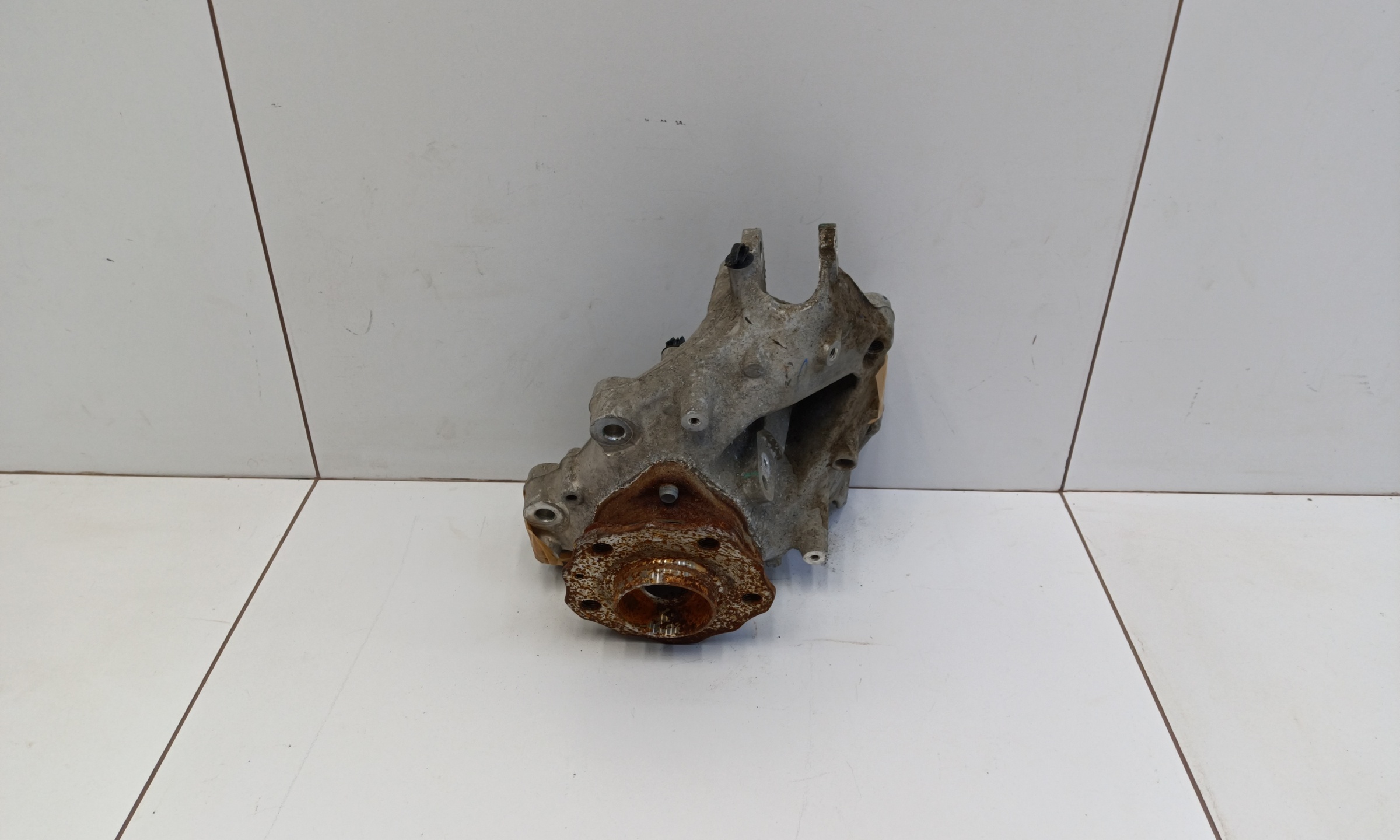 Кулак задний правый Geely Monjaro