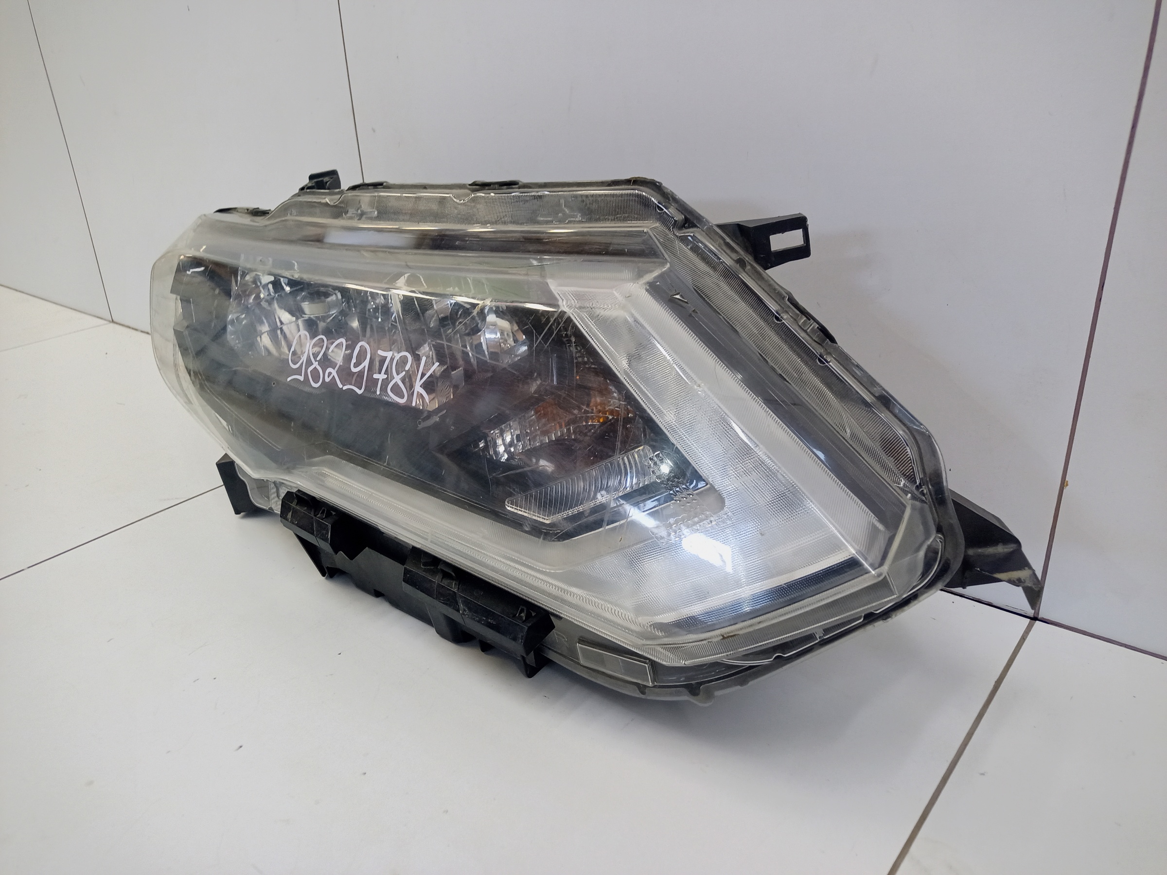Фара передняя правая Nissan X-Trail T32 Restail галоген