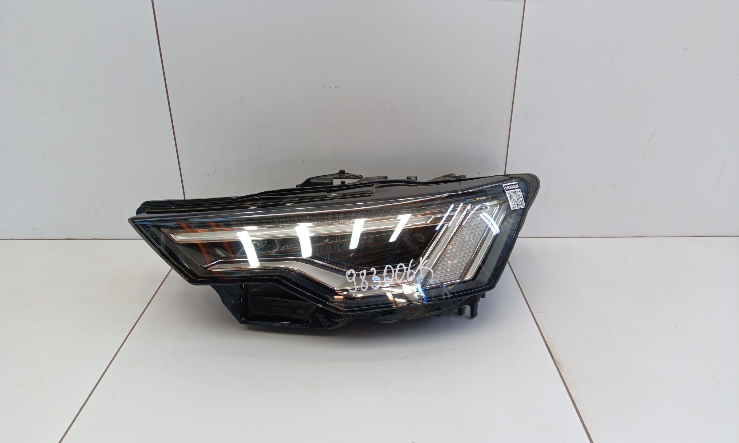 Фара передняя левая Audi A6 C8 LED