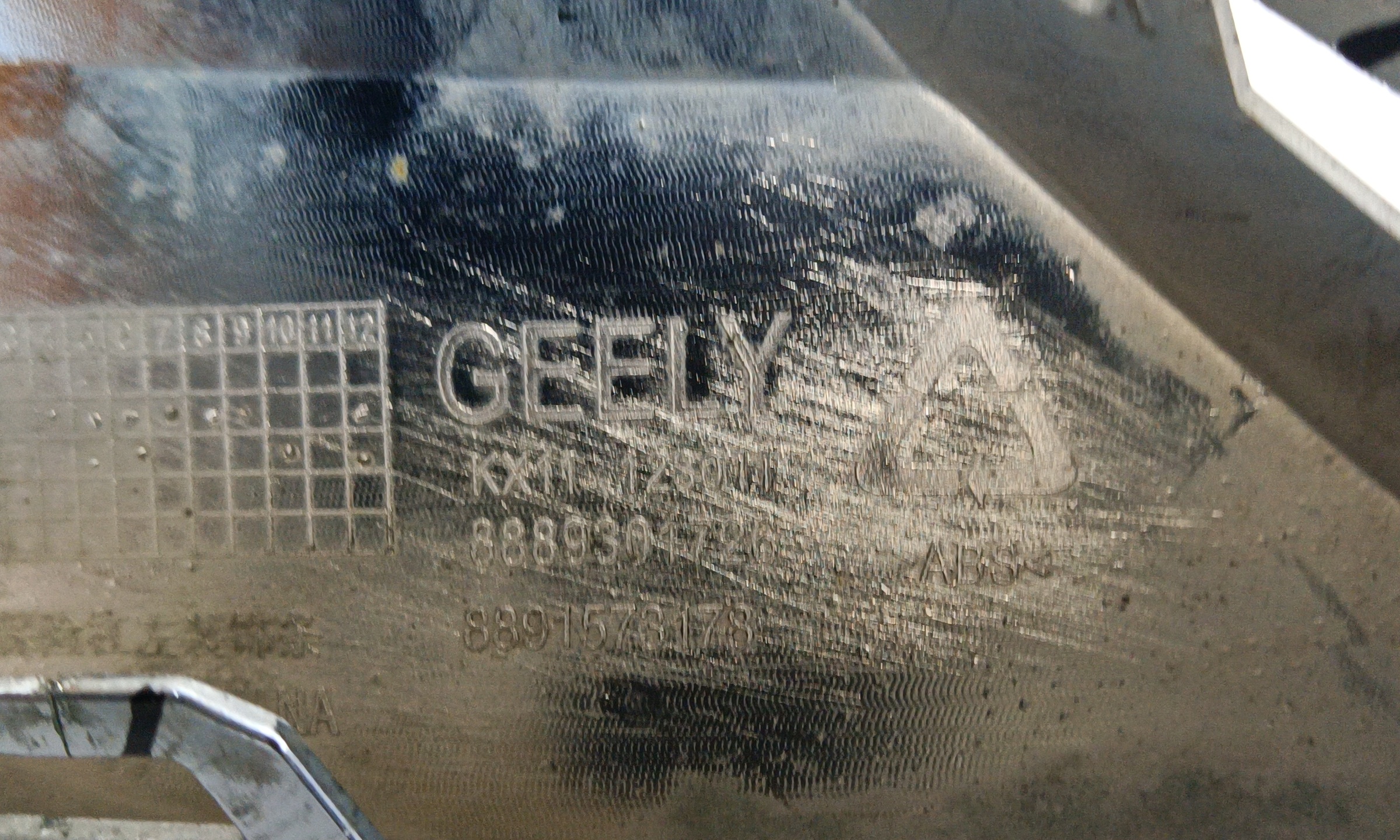 Молдинг переднего бампера левый Geely Monjaro
