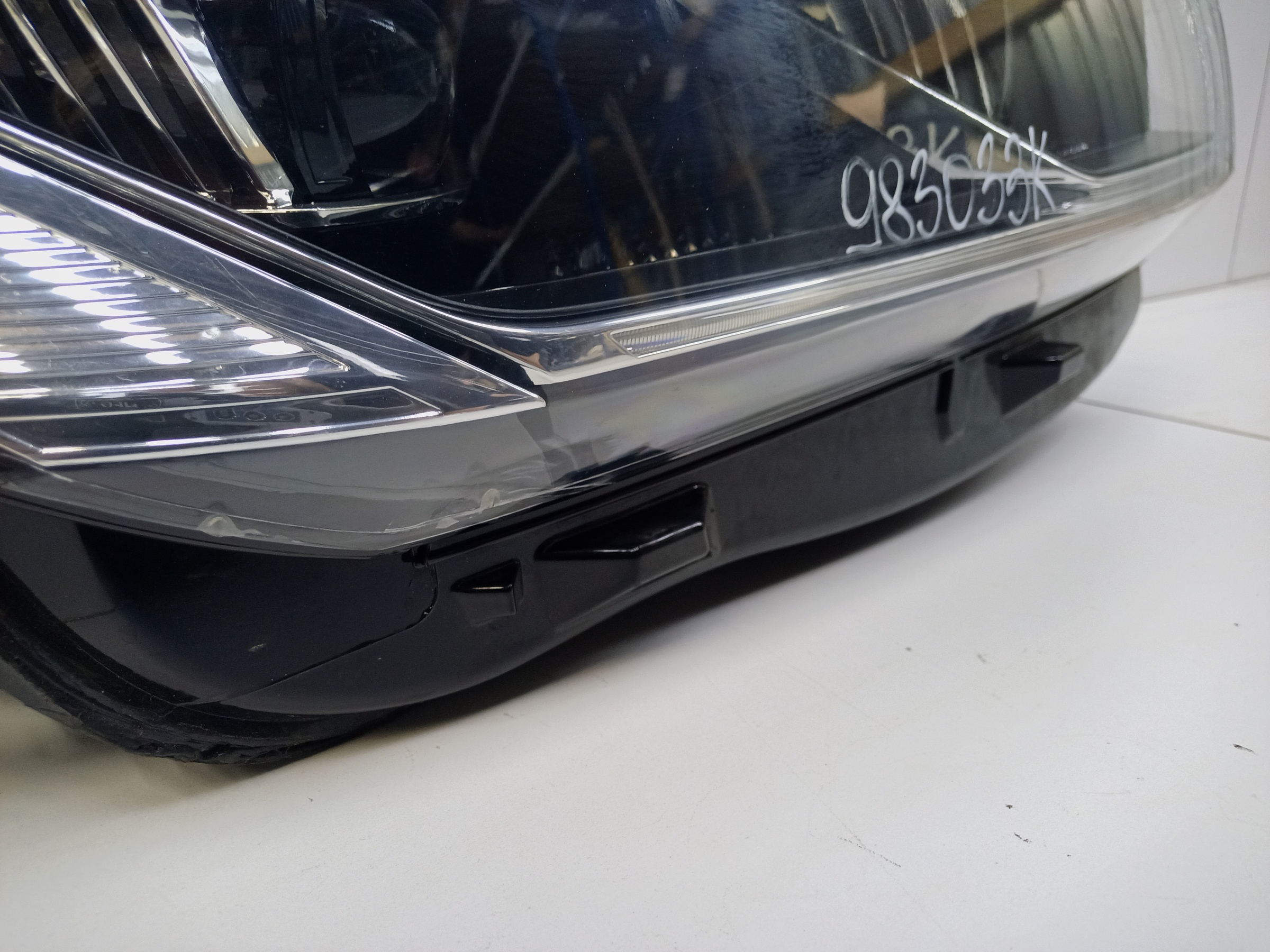 Фара передняя правая Volkswagen Touareg 3 LED
