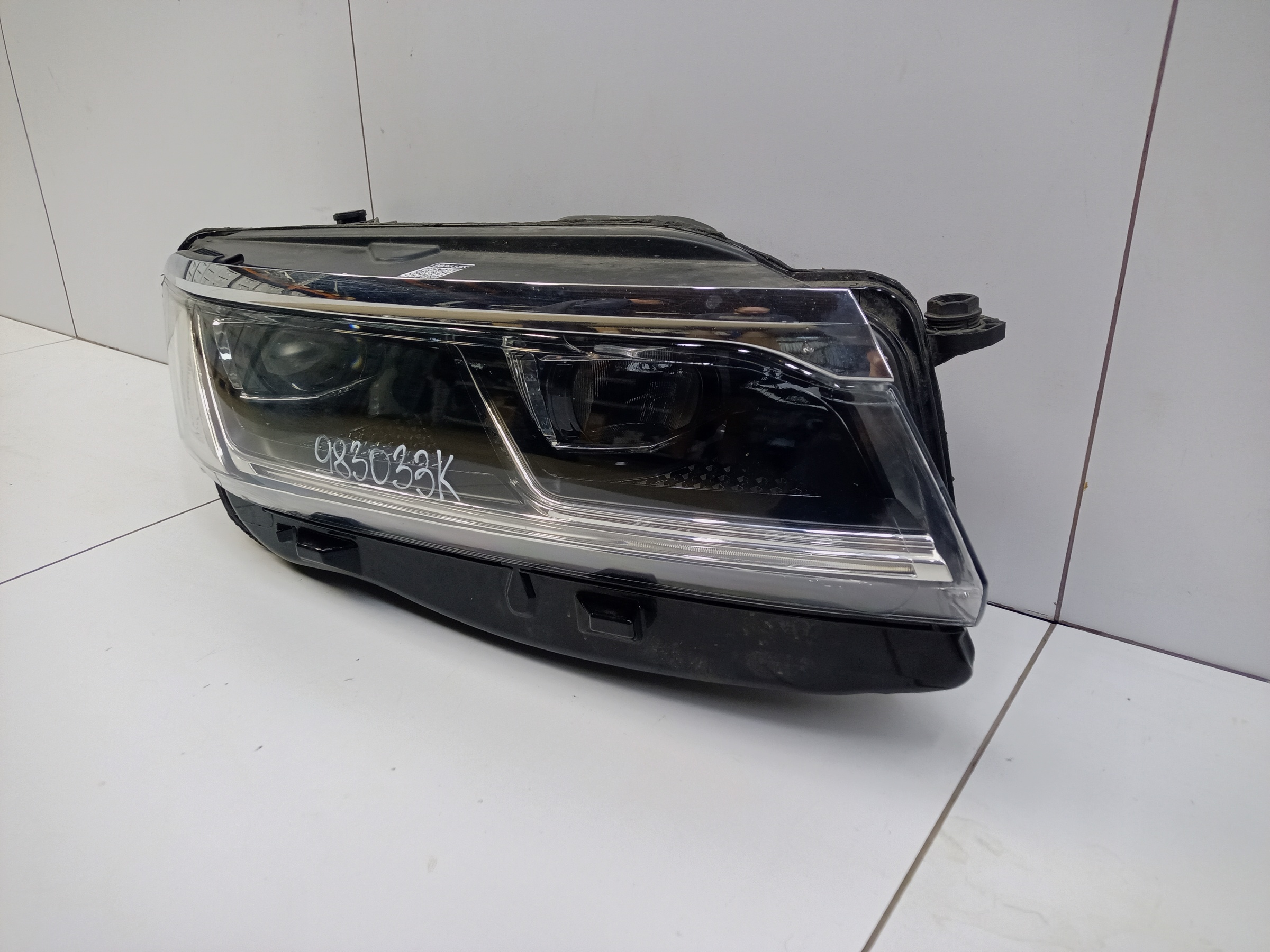 Фара передняя правая Volkswagen Touareg 3 LED