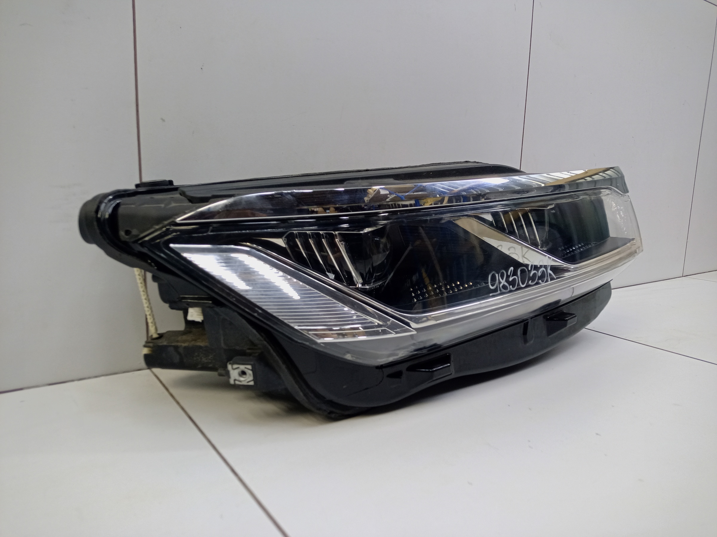 Фара передняя правая Volkswagen Touareg 3 LED