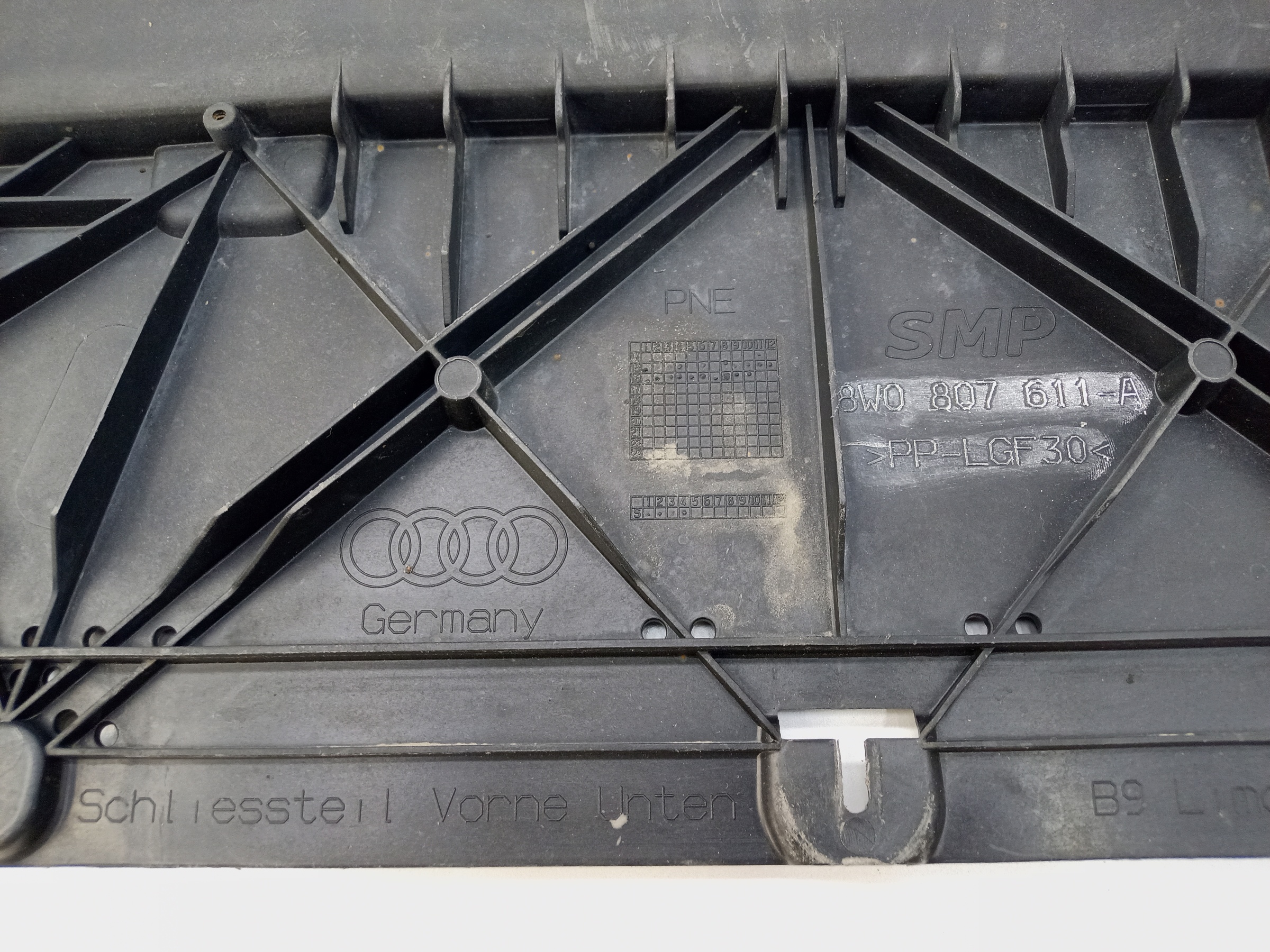 Пыльник переднего бампера Audi A4 B9 S-Line