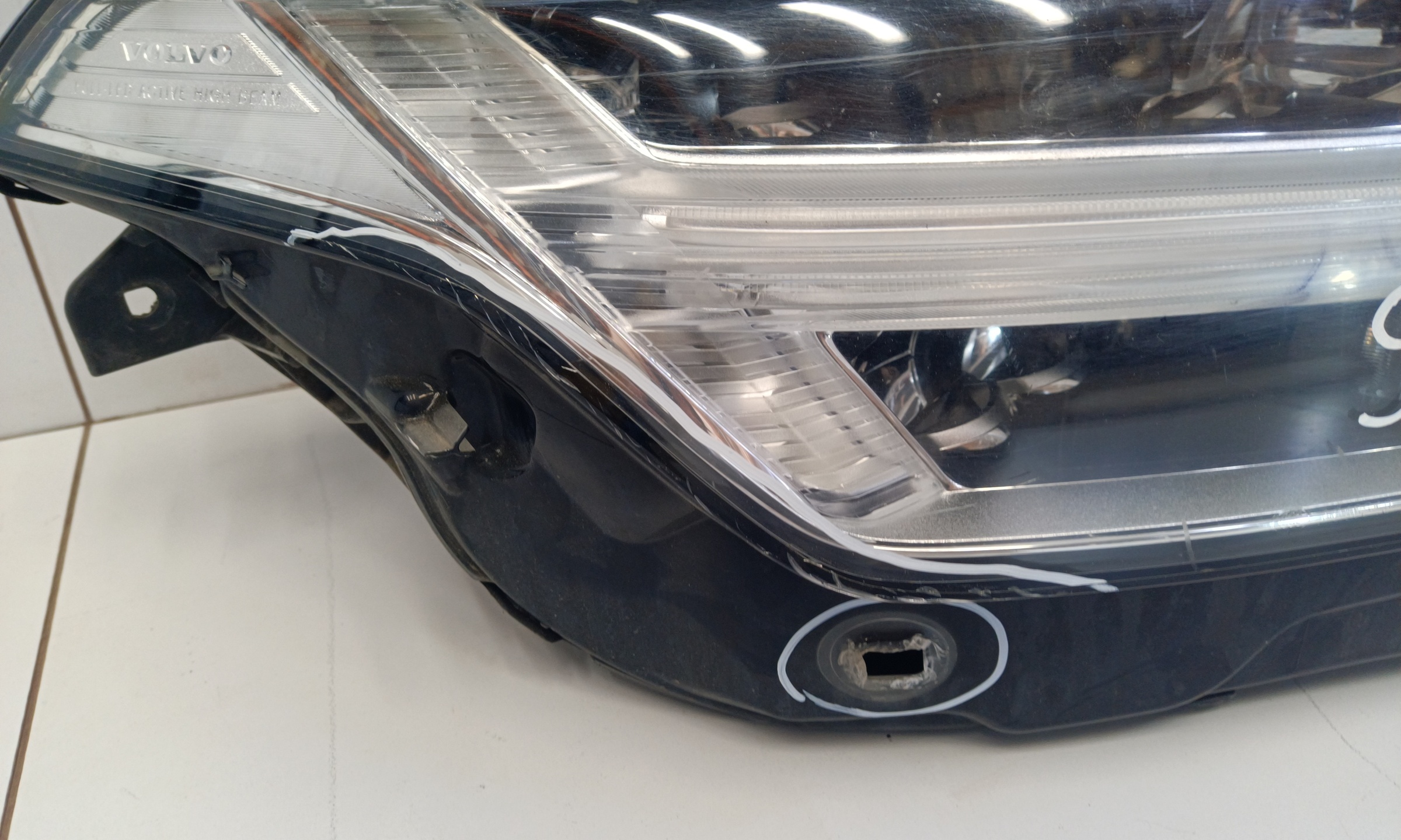 Фара передняя правая Volvo XC90 2 LED