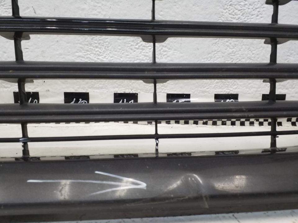 Решетка переднего бампера Toyota Camry V70 Restail с литой площадкой номерного знака