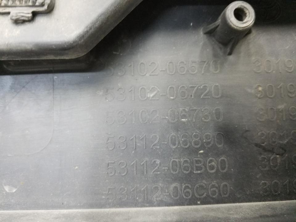 Решетка переднего бампера Toyota Camry V70 Restail с литой площадкой номерного знака