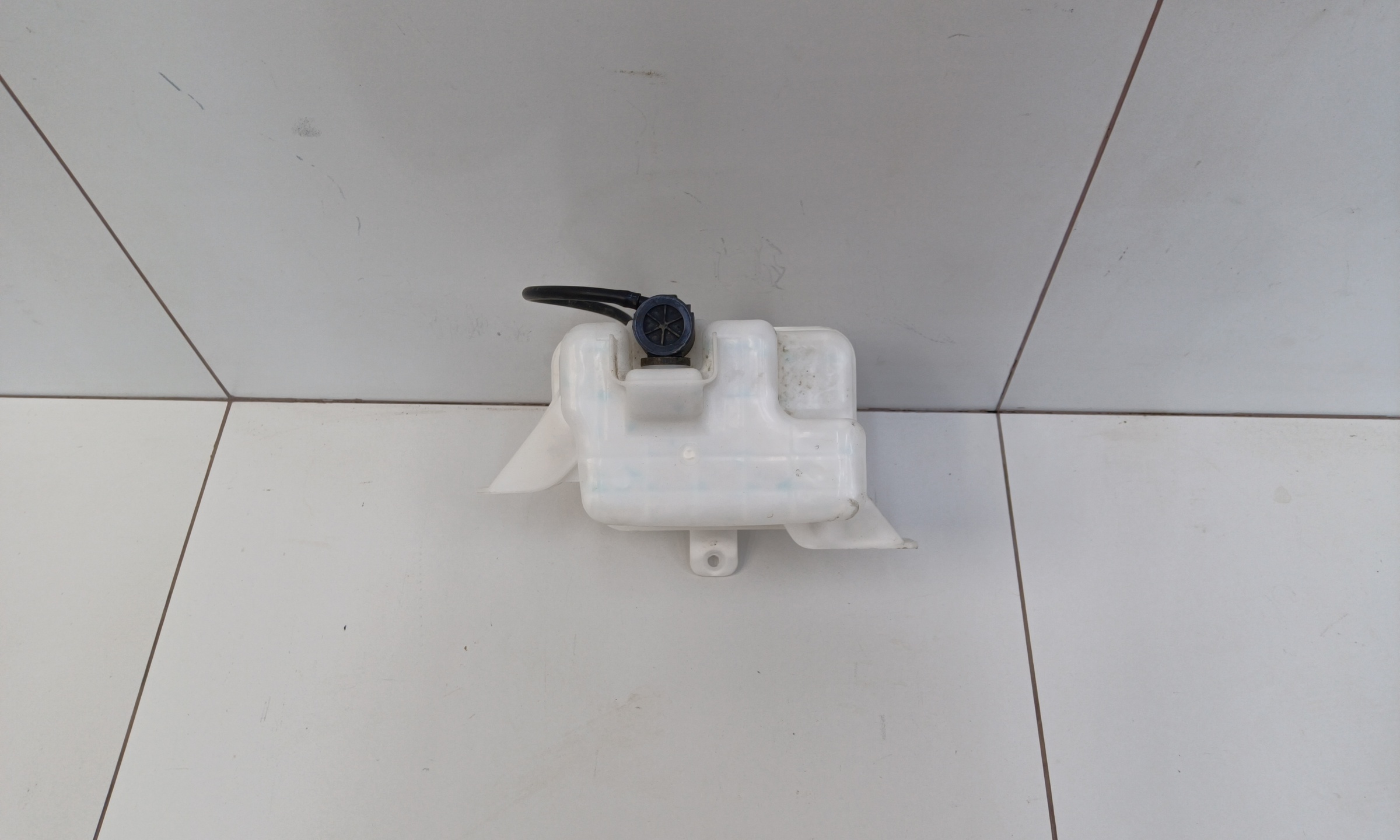 Бачок омывателя Geely Tugella