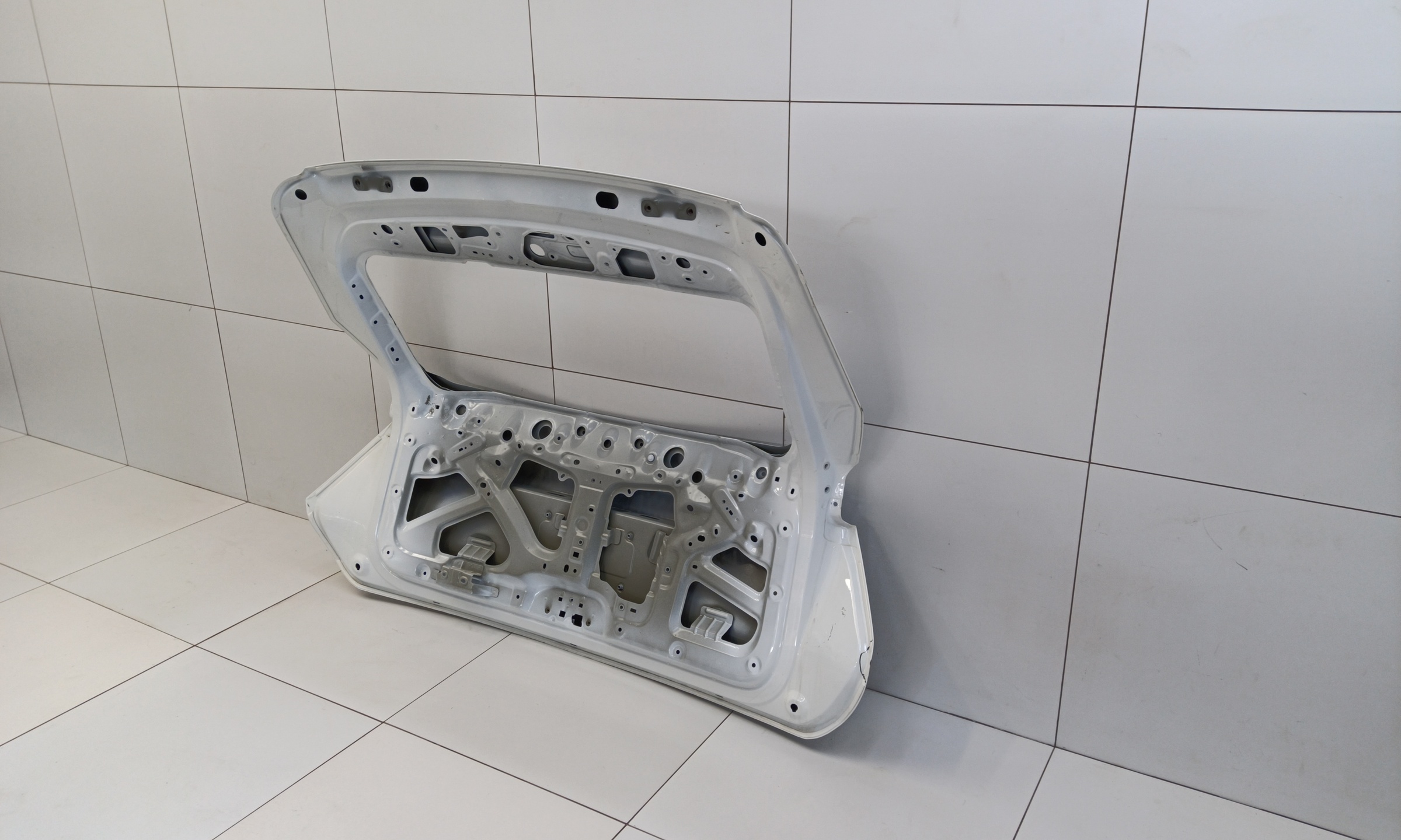 Крышка багажника Geely Atlas 2