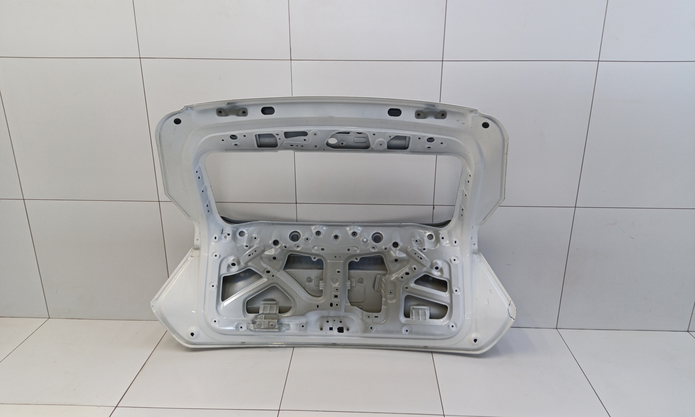 Крышка багажника Geely Atlas 2