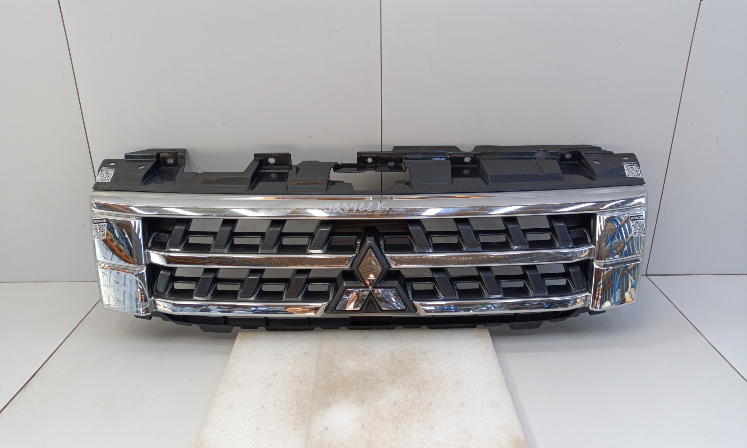Решетка радиатора Mitsubishi Pajero 4 Restail 2