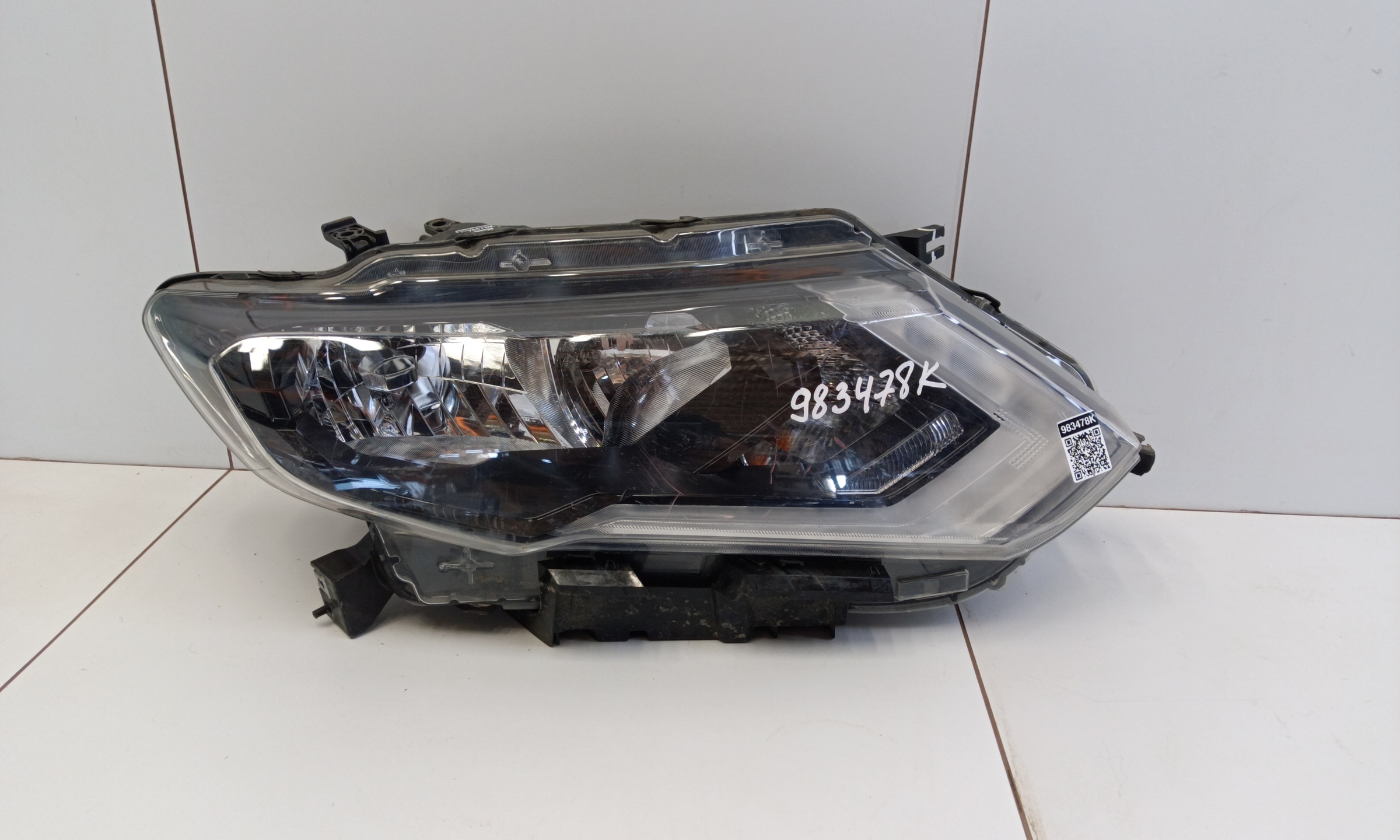 Фара передняя правая Nissan X-Trail T32 Restail галоген