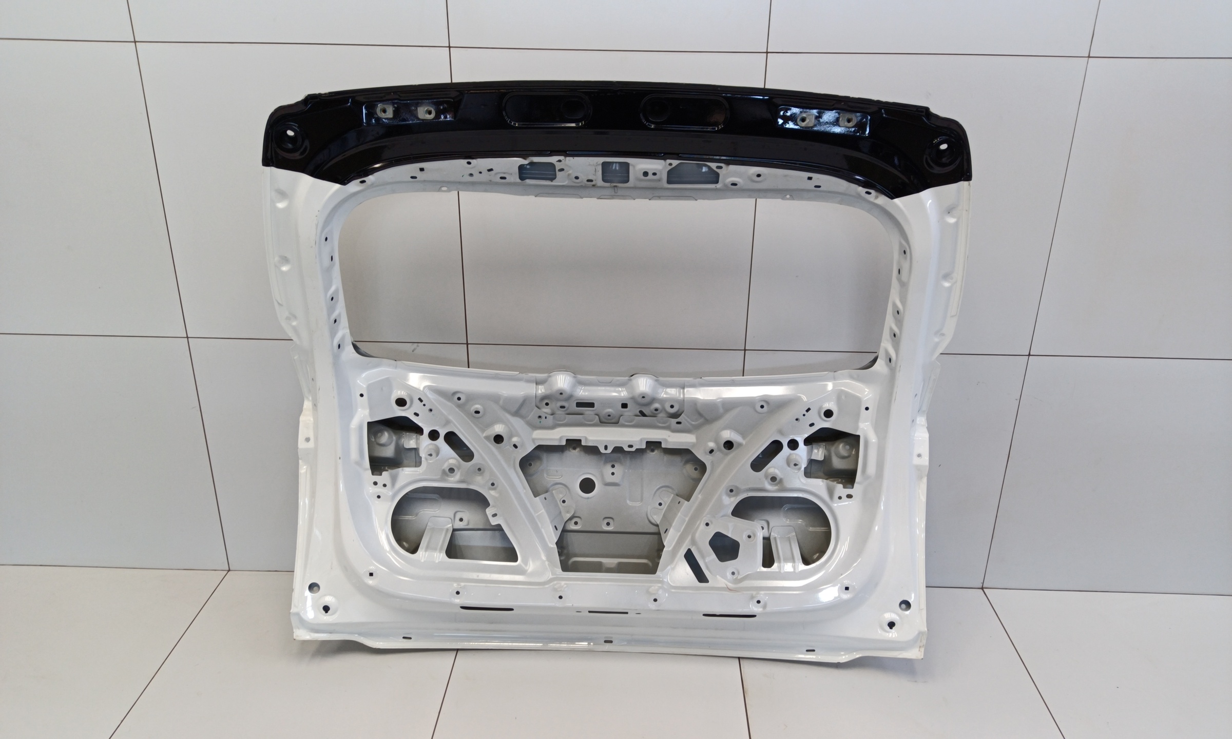 Крышка багажника Geely Coolray Restail