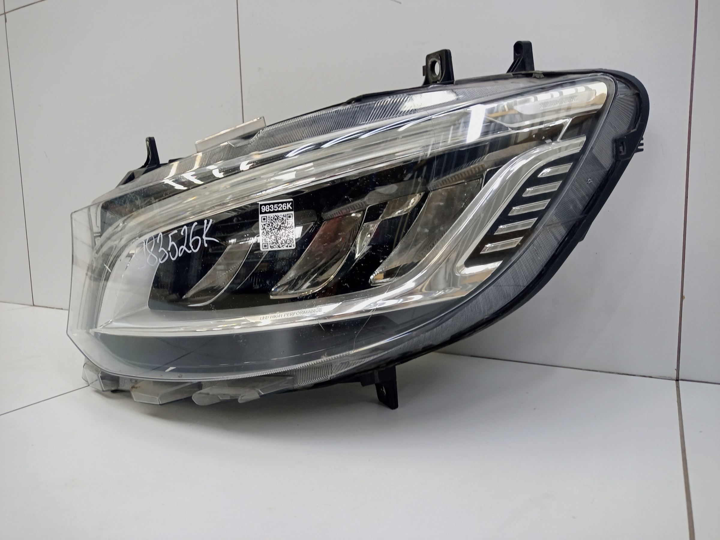 Фара передняя левая Mercedes-Benz Sprinter W910 LED
