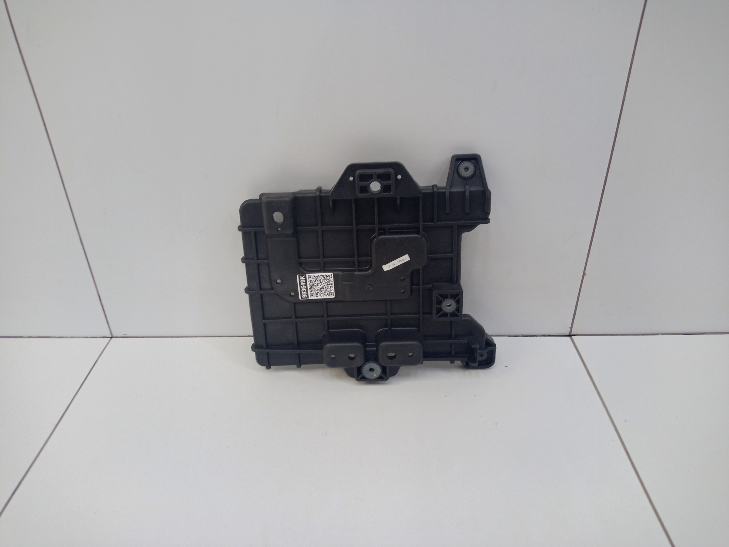 Площадка крепления АКБ Hyundai Solaris 1