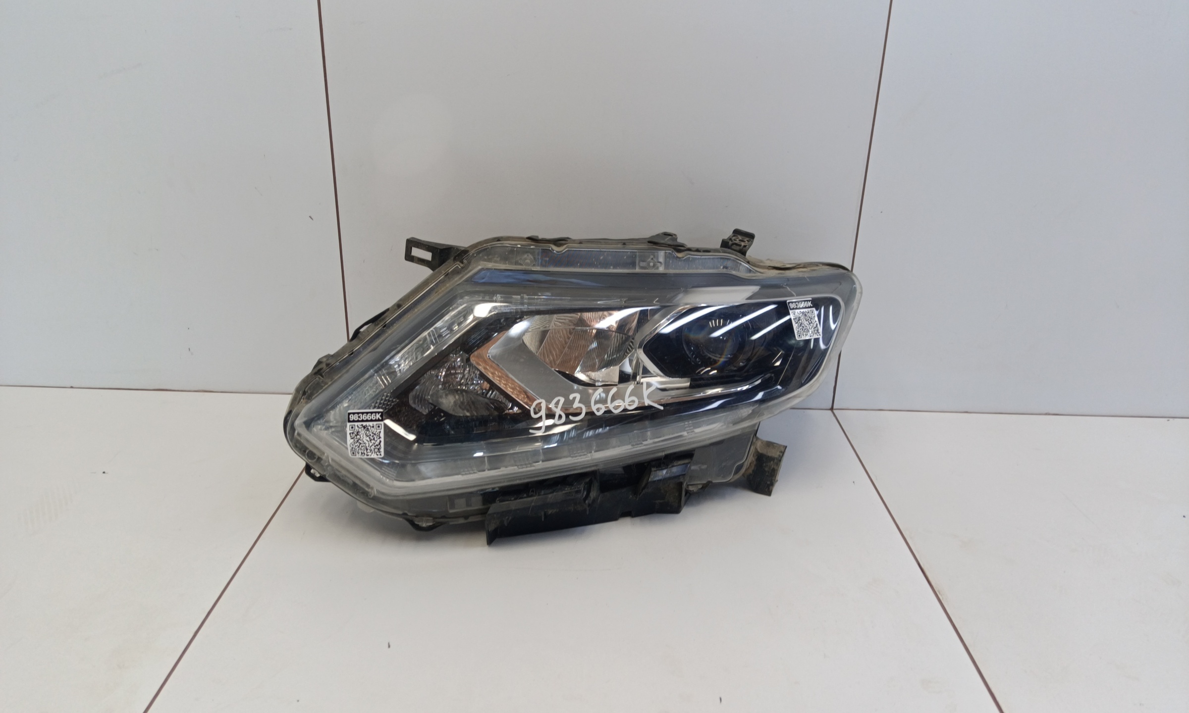 Фара передняя левая Nissan X-trail T32 LED