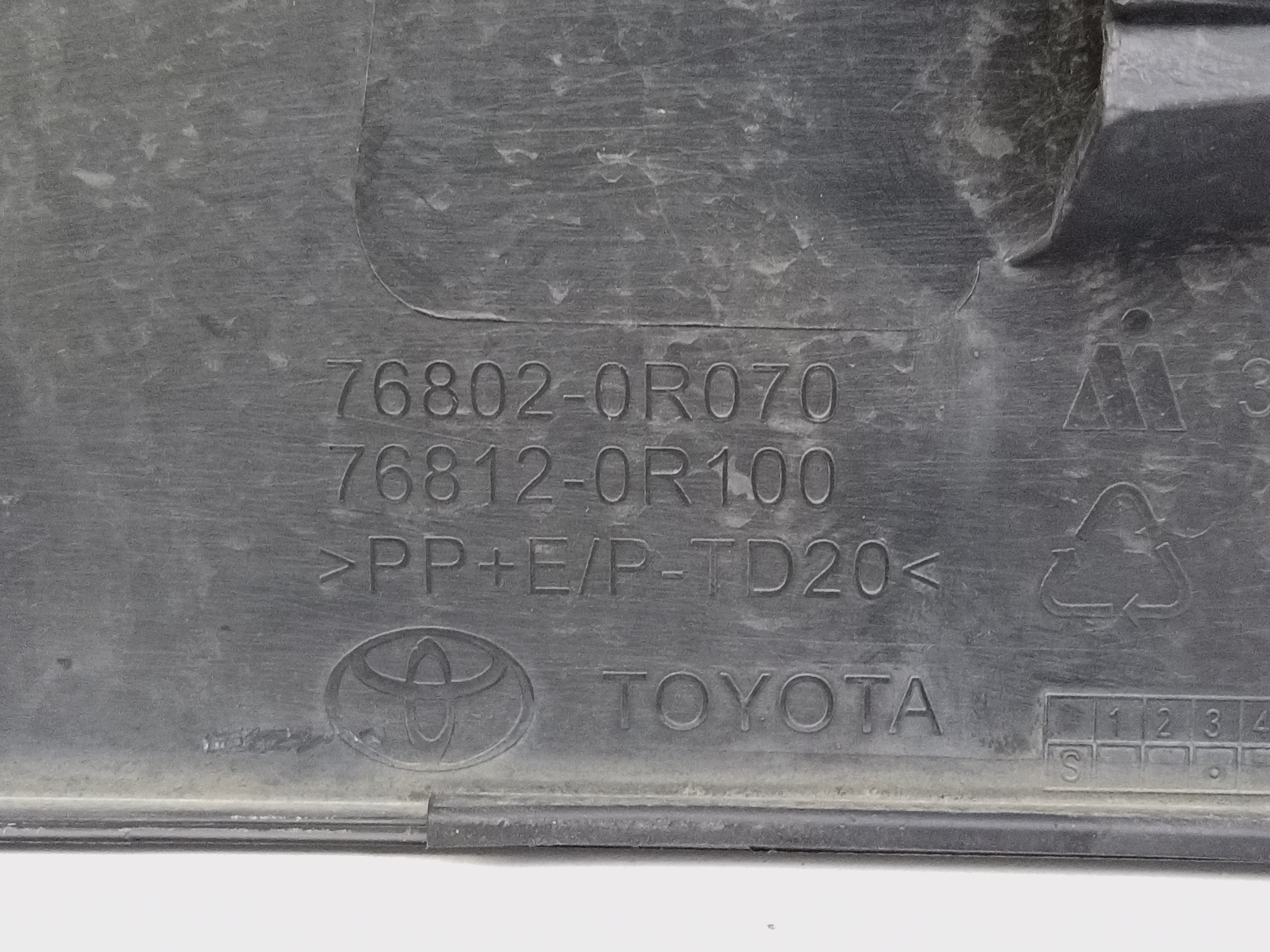 Накладка крышки багажника Toyota RAV4 XA50