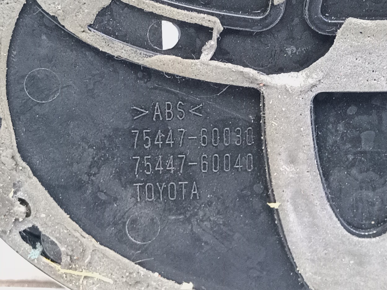 Эмблема крышки багажника Toyota Land Cruiser Prado 150 Restail 2