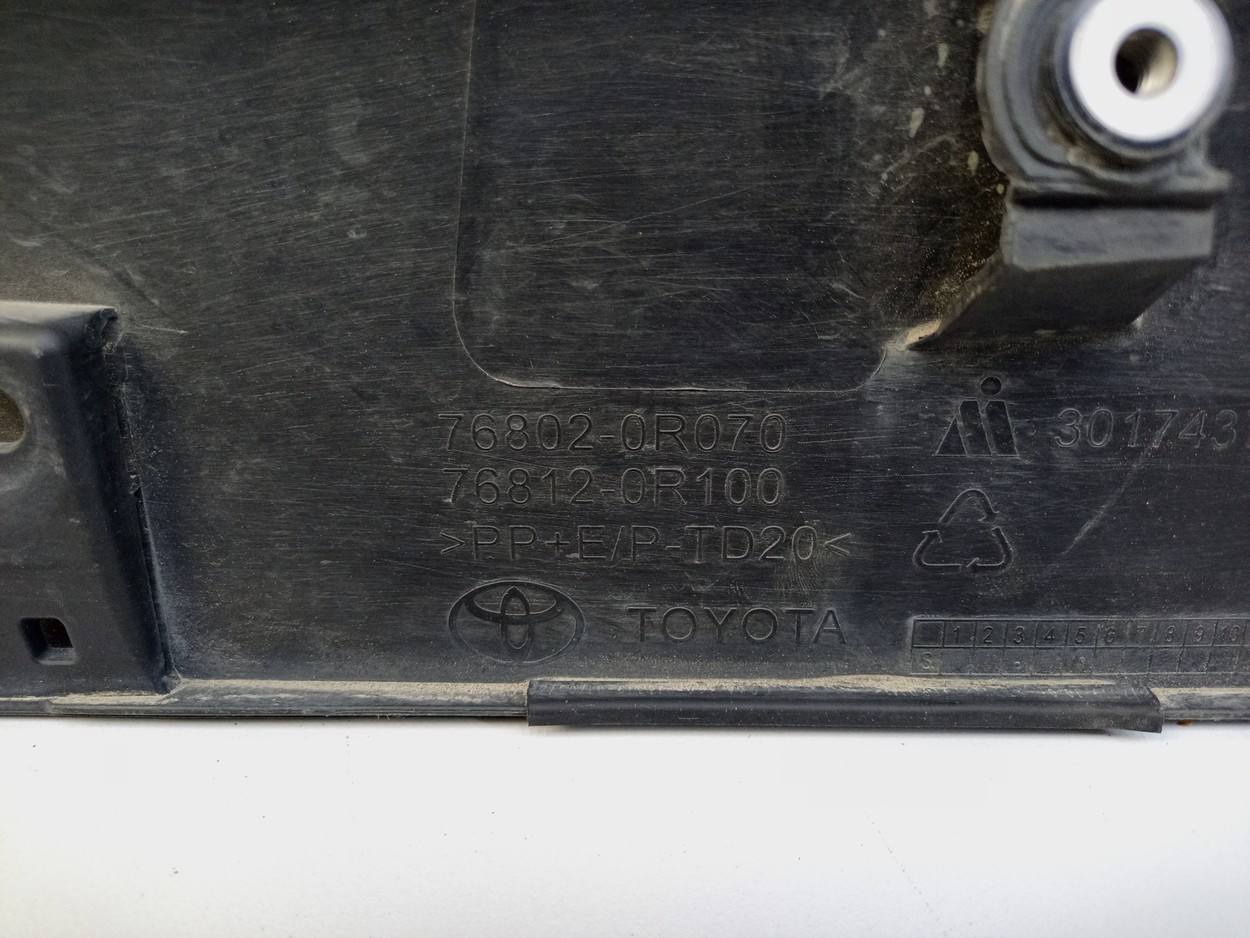 Накладка крышки багажника Toyota RAV4 XA50
