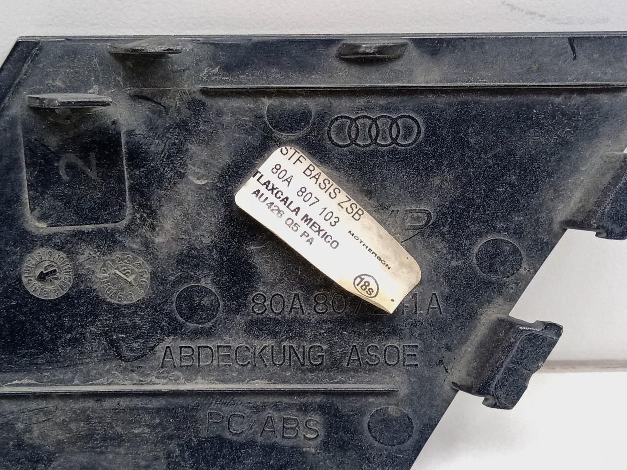 Заглушка буксировочного крюка переднего бампера Audi Q5 2 Restail