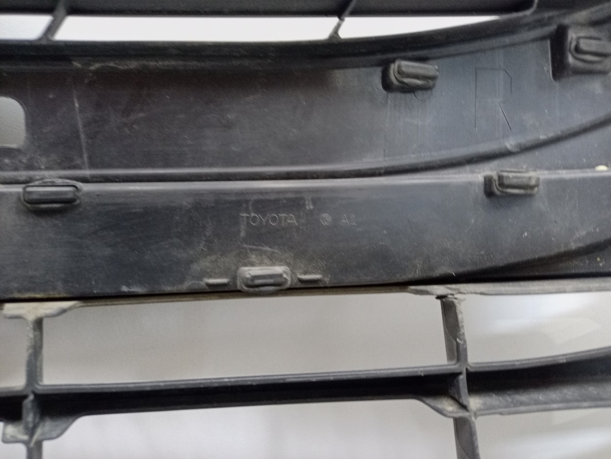 Решетка переднего бампера Toyota Camry V70