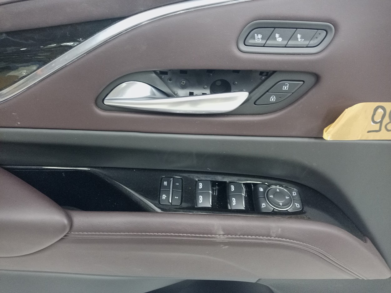 Обшивка двери передней левой Cadillac Escalade 5