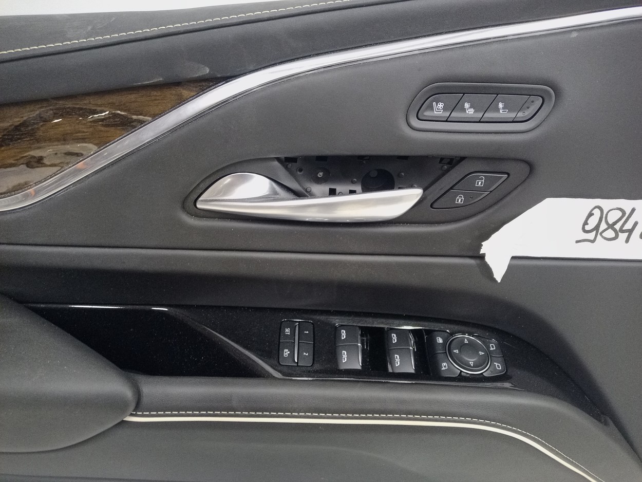 Обшивка двери передней левой Cadillac Escalade 5