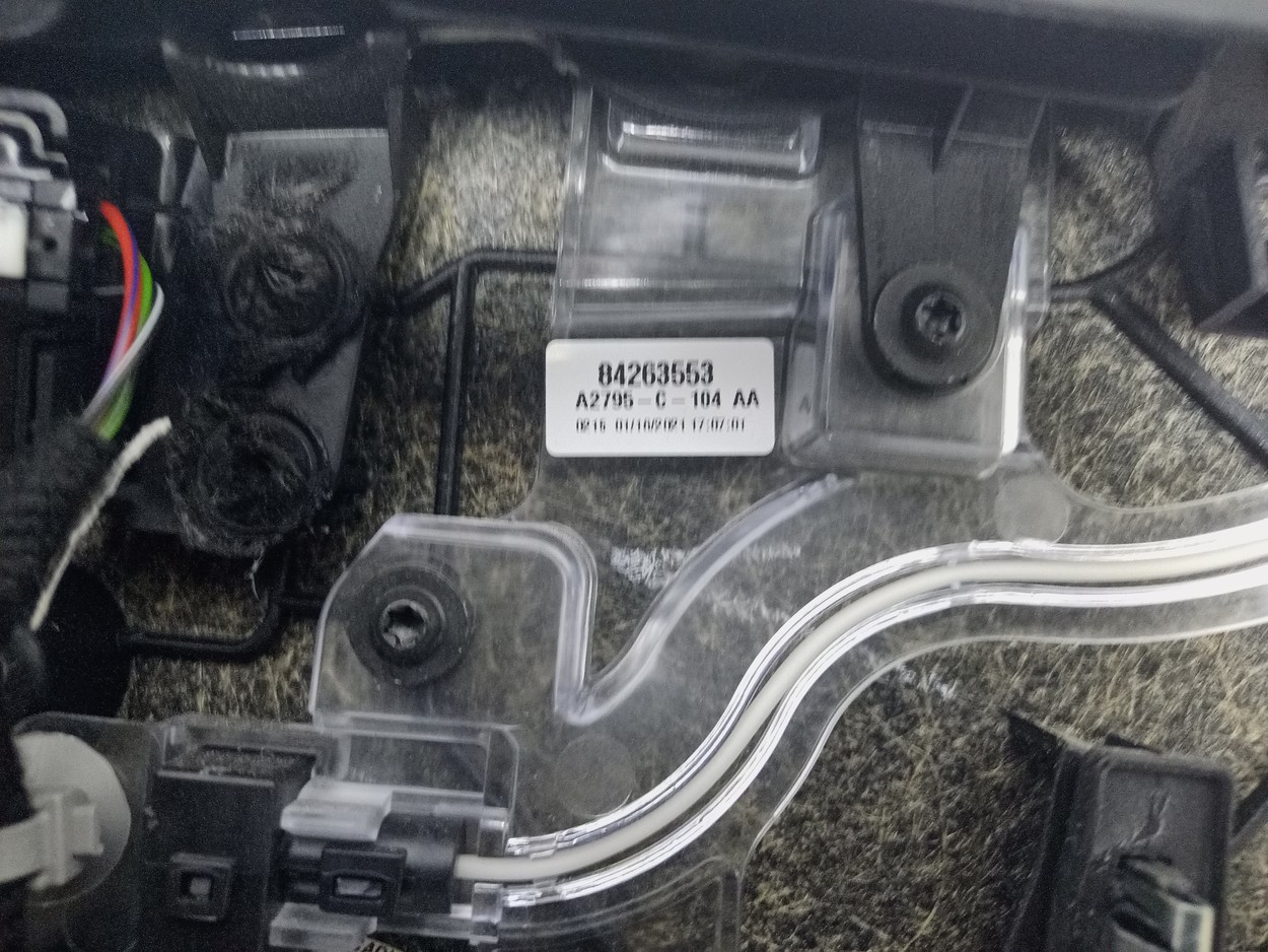 Обшивка двери передней правой Cadillac Escalade 5