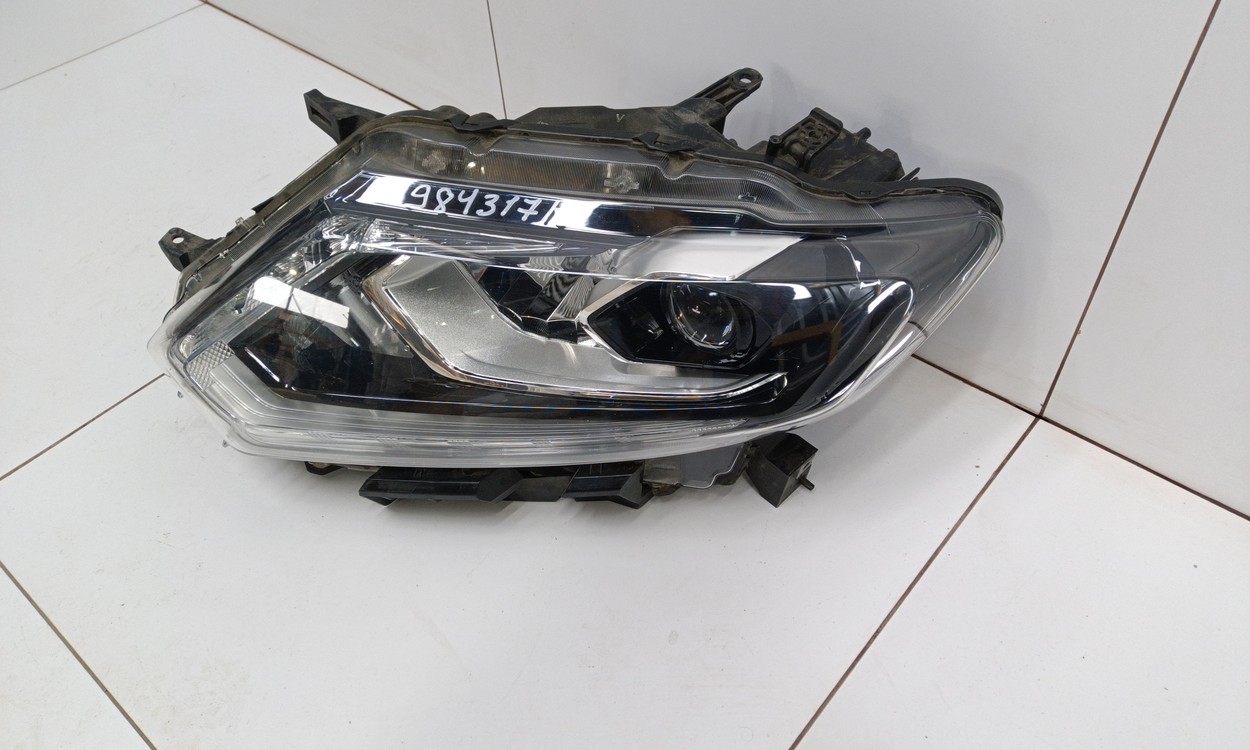 Фара передняя левая Nissan X-trail T32 LED