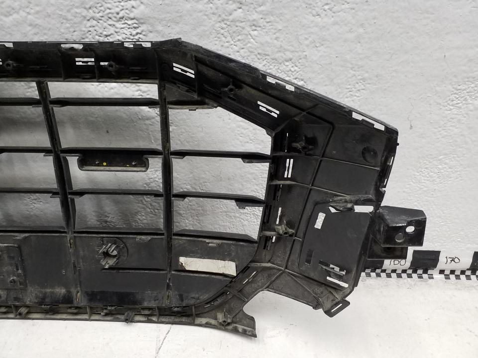 Решетка радиатора Audi Q8 черная не под радар