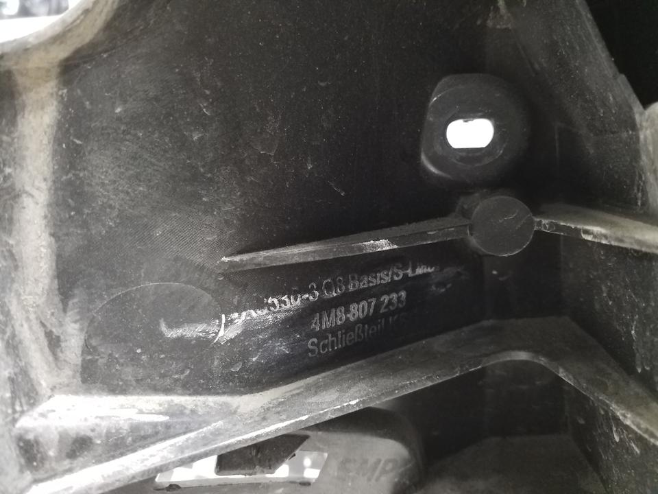 Кронштейн решётки радиатора Audi Q8