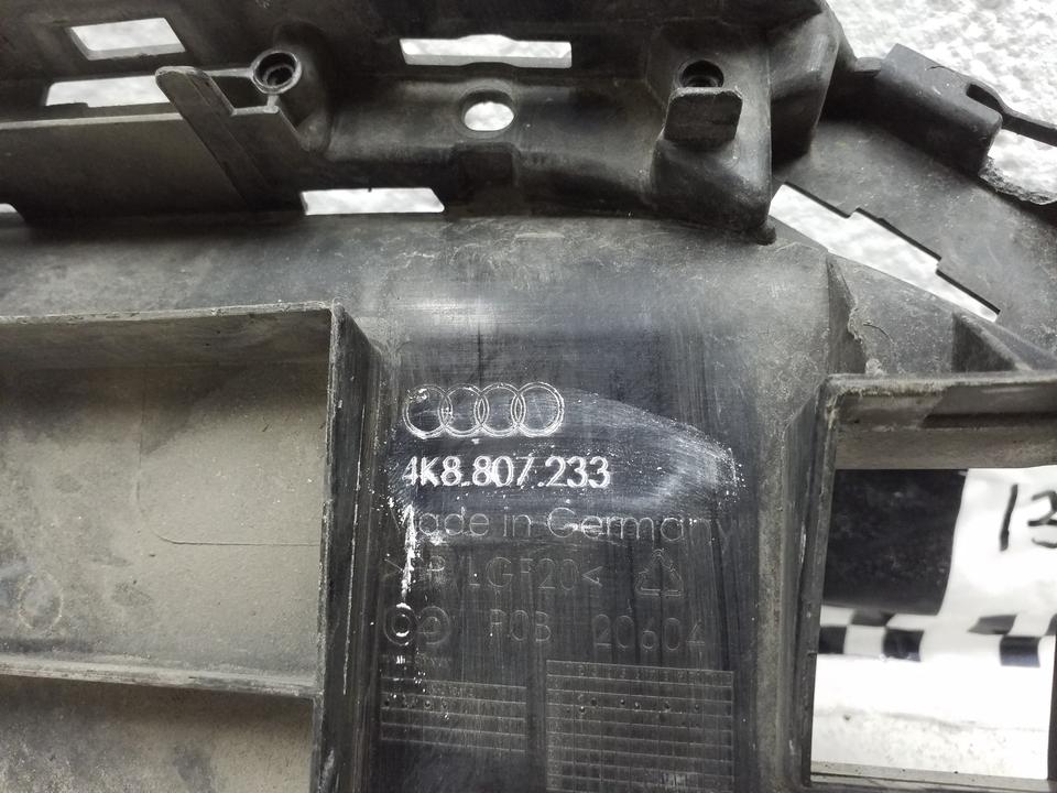 Кронштейн решётки радиатора Audi A7 4K