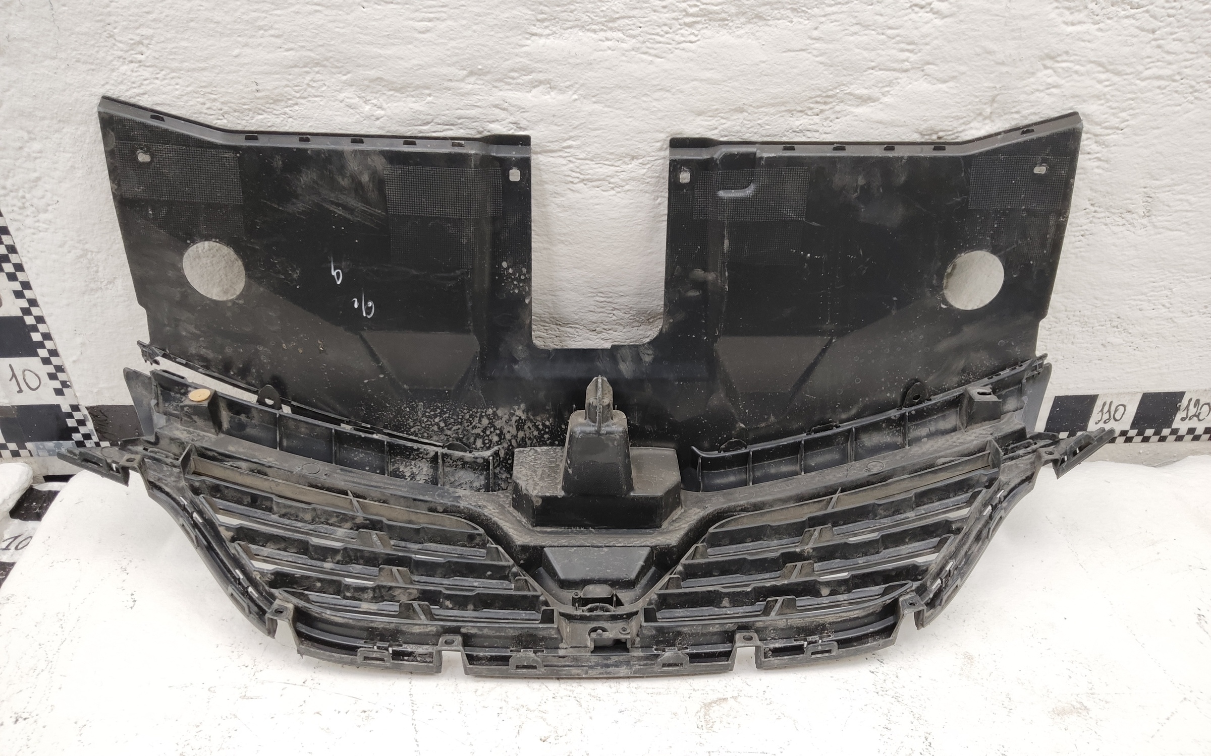 Решетка радиатора Renault Arkana под камеру