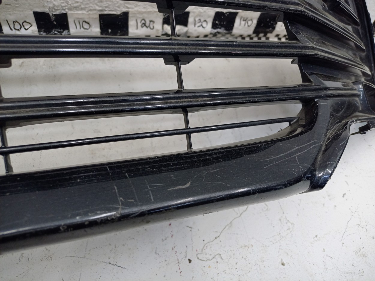Решетка переднего бампера Toyota Camry V70 Restail