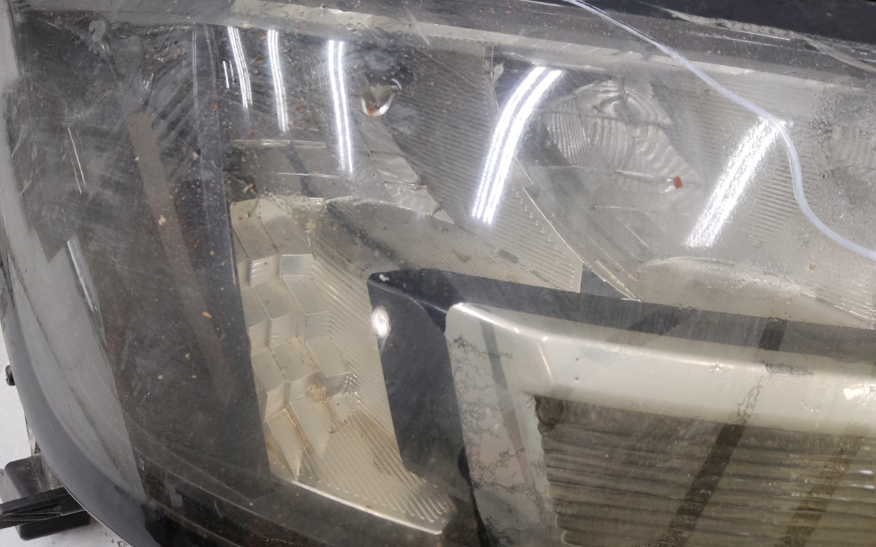 Фара передняя правая Toyota Land Cruiser 300 LED