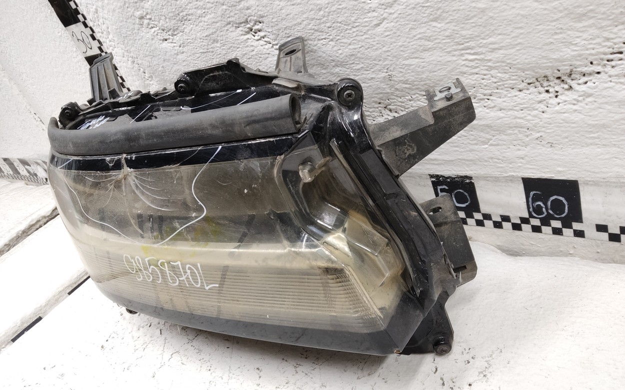 Фара передняя правая Toyota Land Cruiser 300 LED