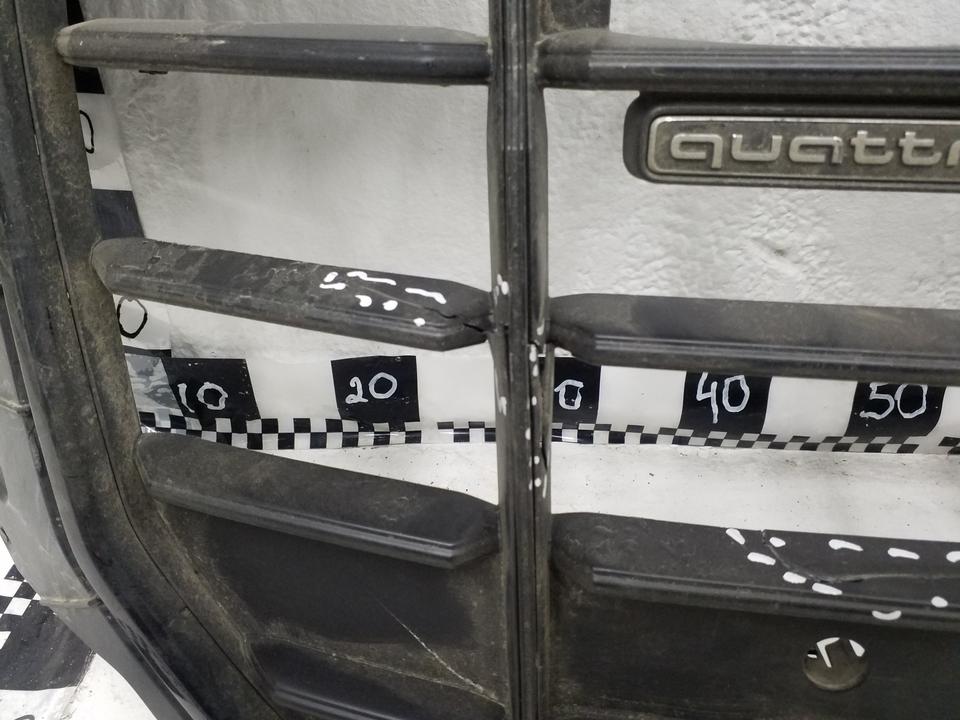 Решетка радиатора Audi Q8 черная с черным молдингом