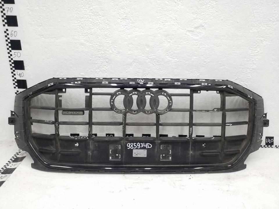Решетка радиатора Audi Q8 черная с черным молдингом