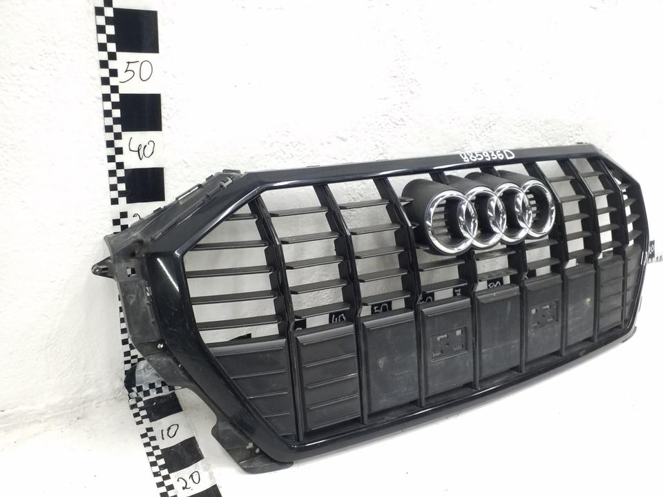 Решетка радиатора Audi Q3 2 черная
